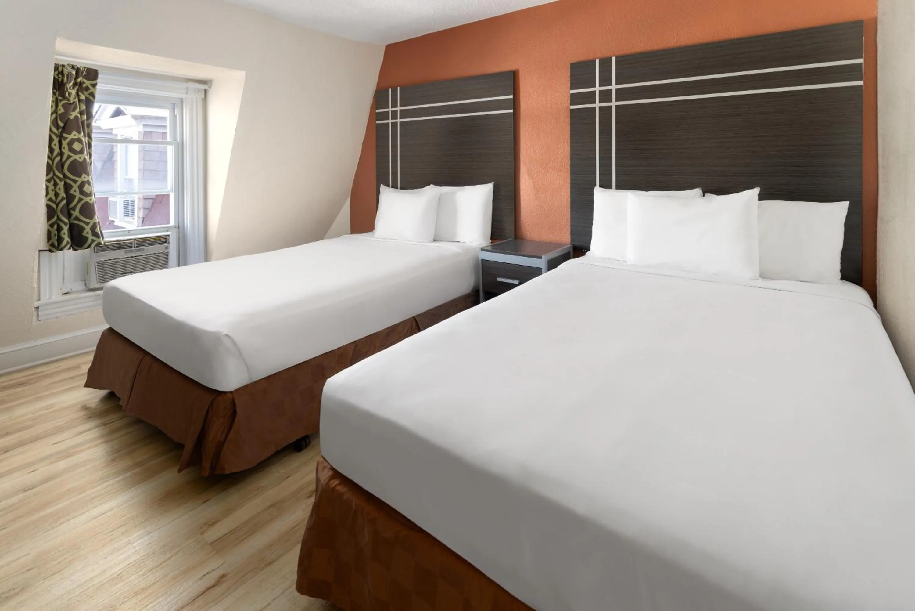 Bed in Wildwood Inn Hotel Beach & Boardwalk