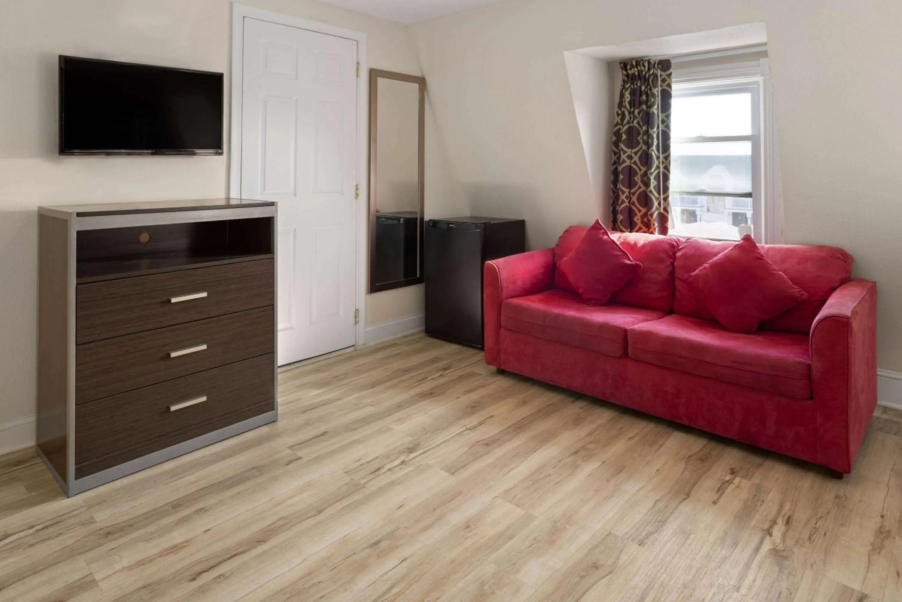 Photo of the whole room in Wildwood Inn Hotel Travelodge Beach & Boardwalk