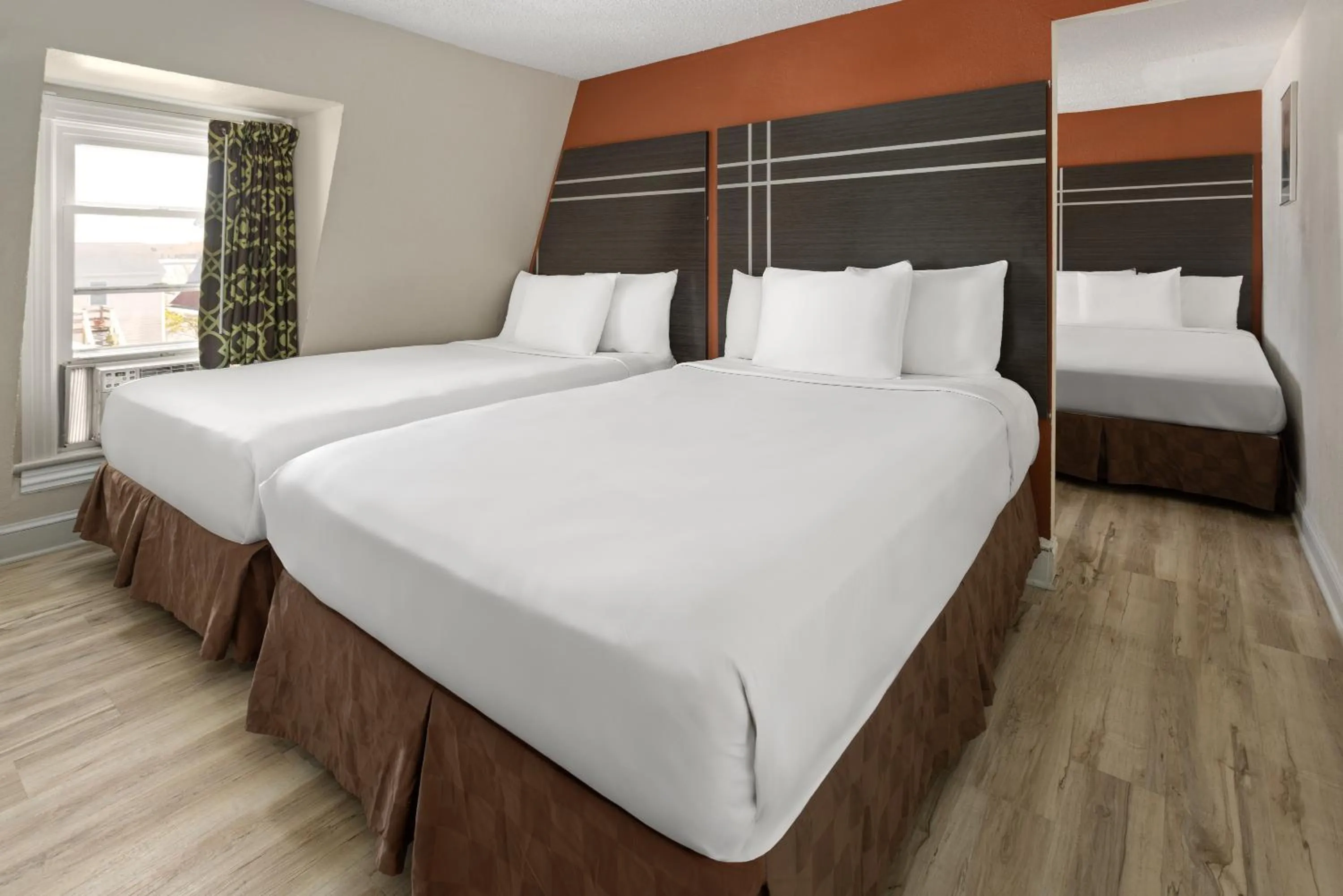 Bed in Wildwood Inn Hotel Beach & Boardwalk