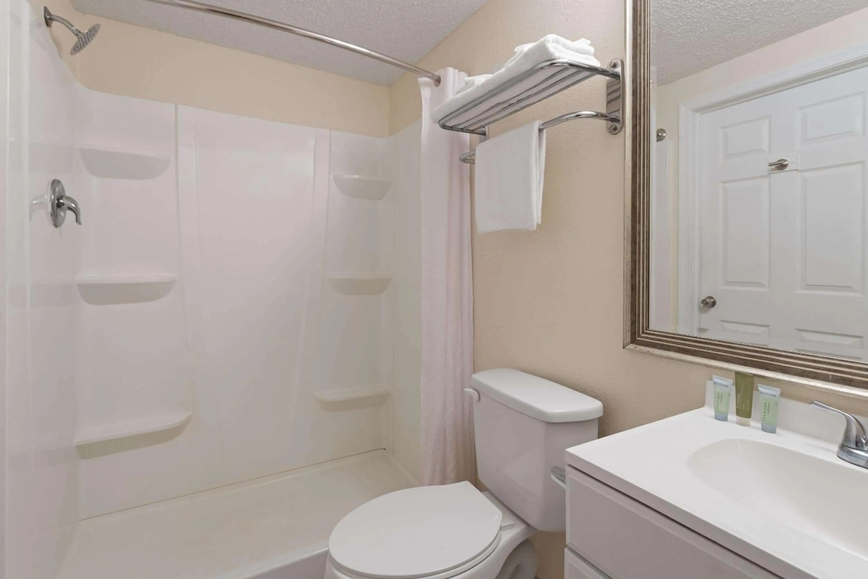 Photo of the whole room in Wildwood Inn Hotel Beach & Boardwalk