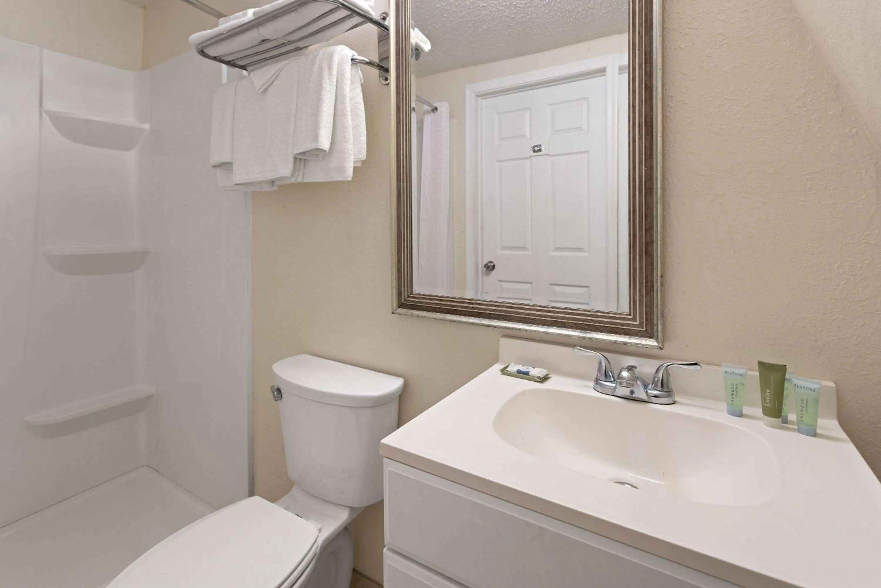 Photo of the whole room in Wildwood Inn Hotel Beach & Boardwalk