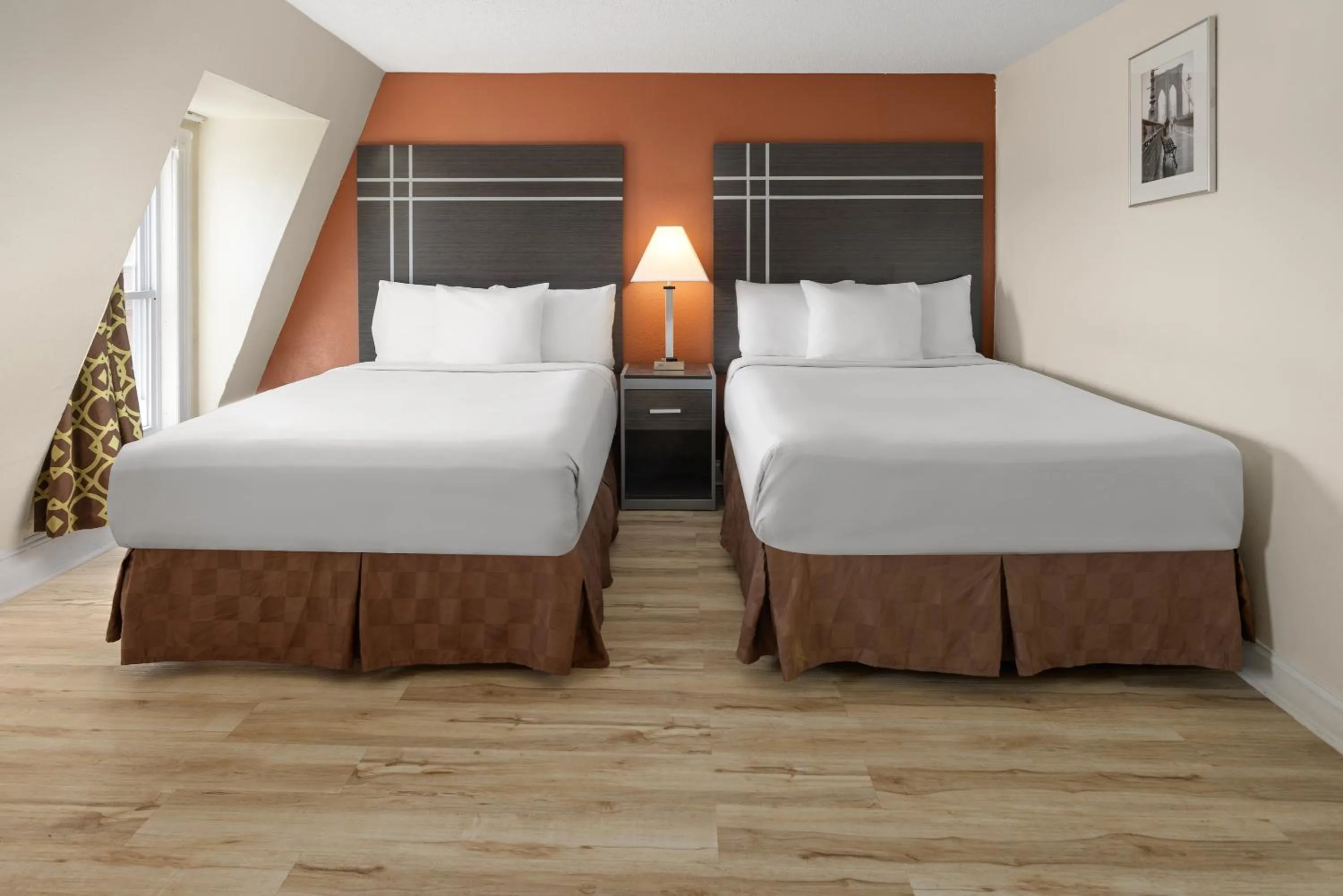 Bed in Wildwood Inn Hotel Beach & Boardwalk