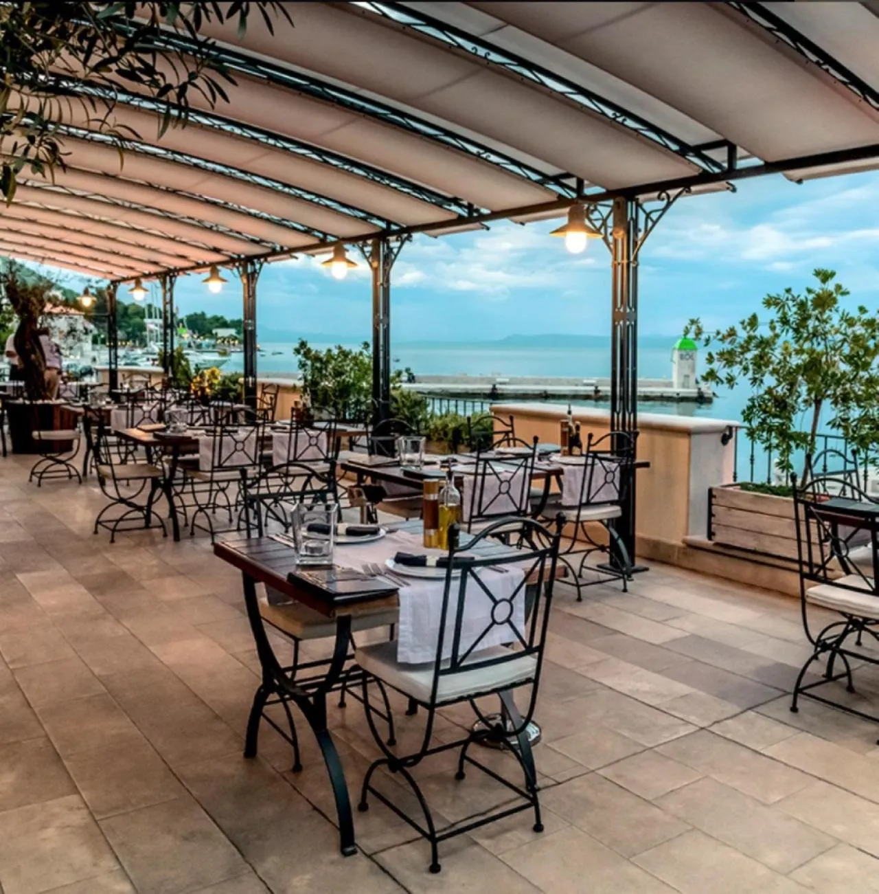 Restaurant/places to eat in Hotel Kastil