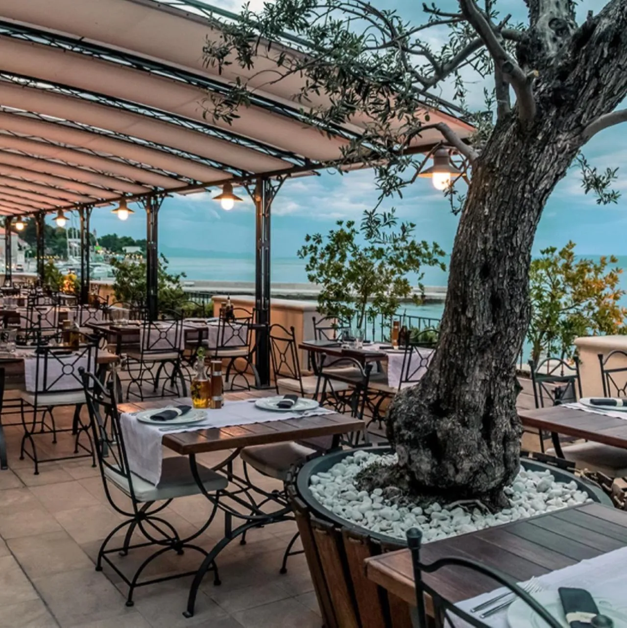 Restaurant/places to eat in Hotel Kastil