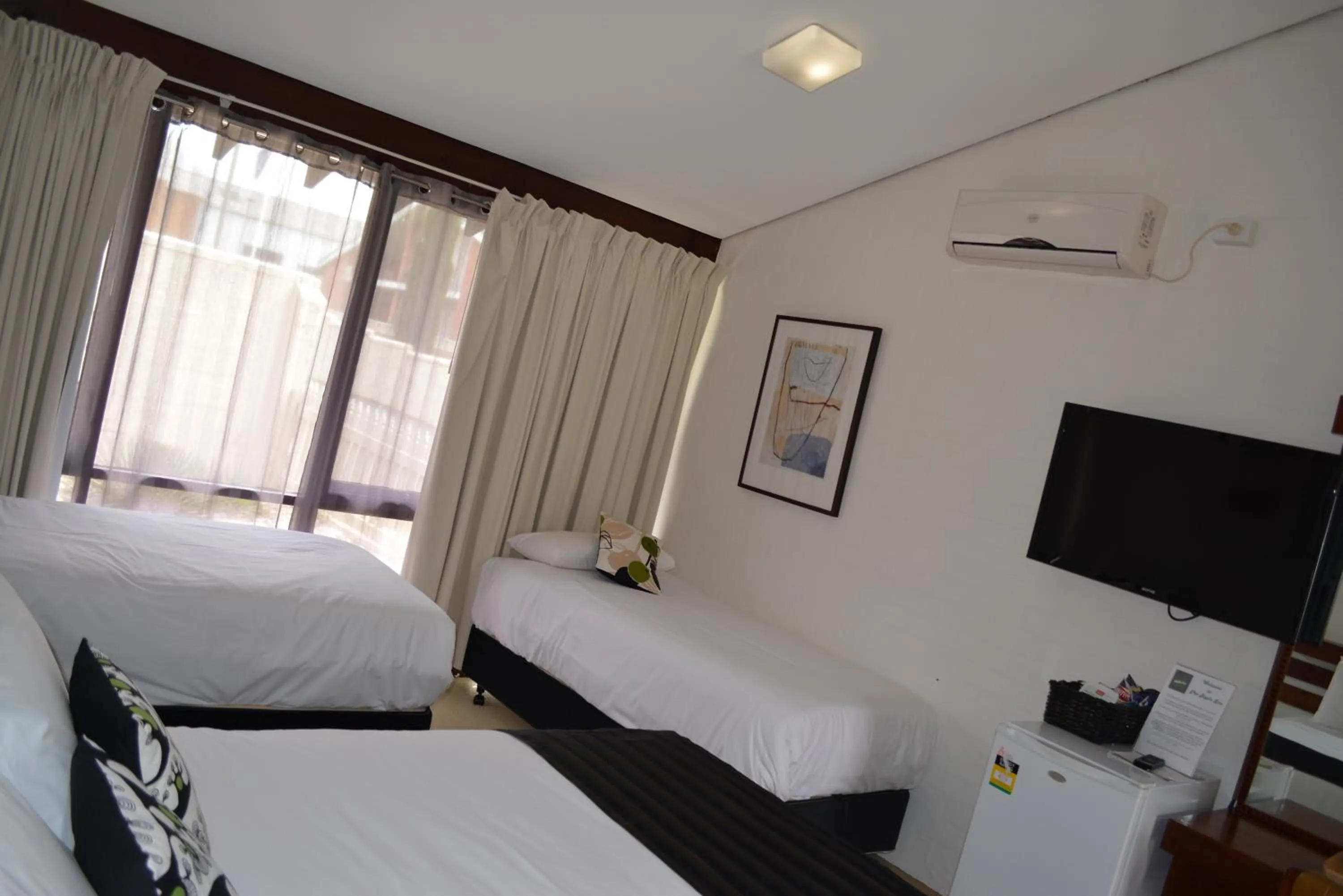 Photo of the whole room, Bed in The Apple Inn