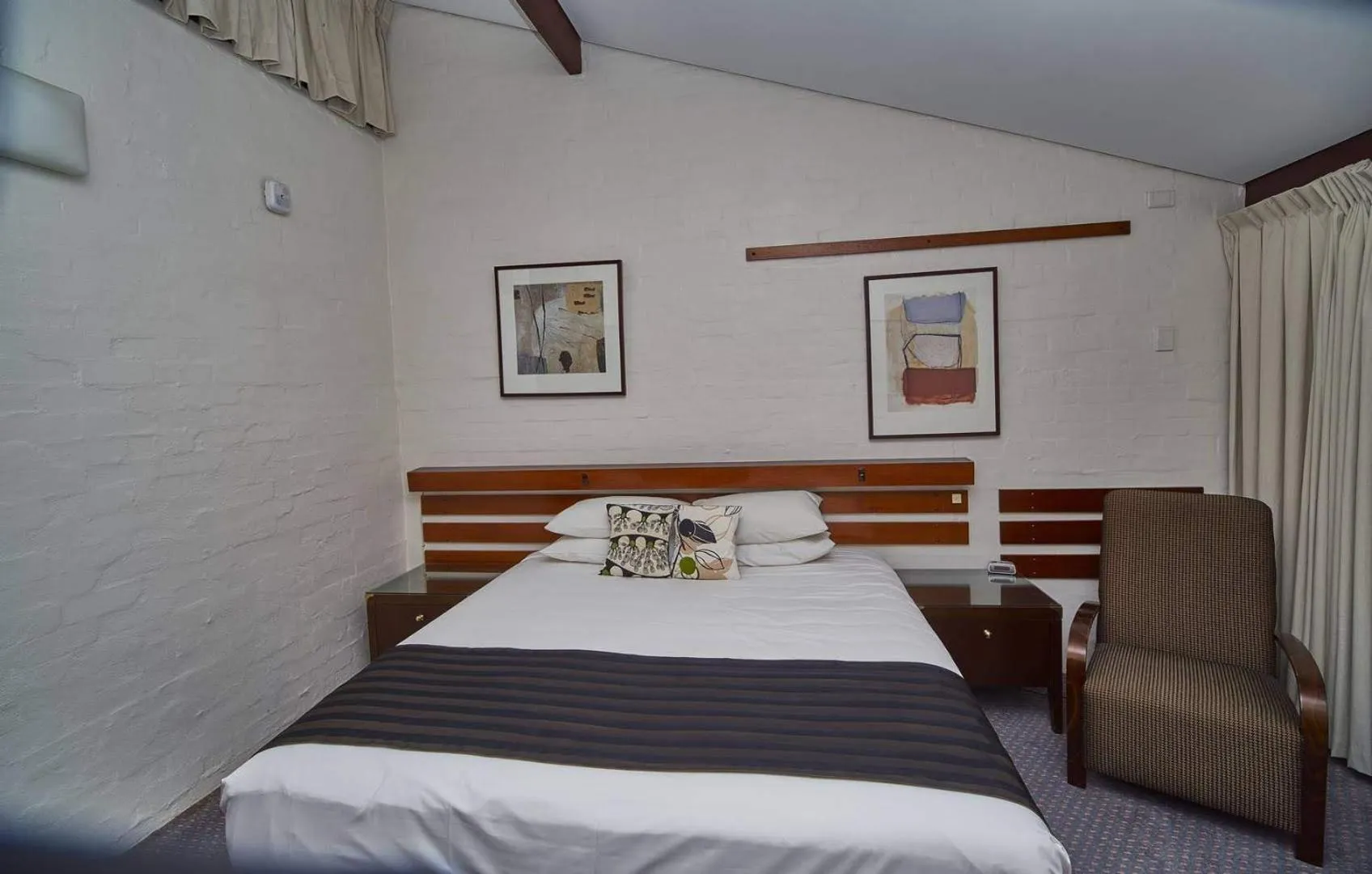 Photo of the whole room, Bed in The Apple Inn