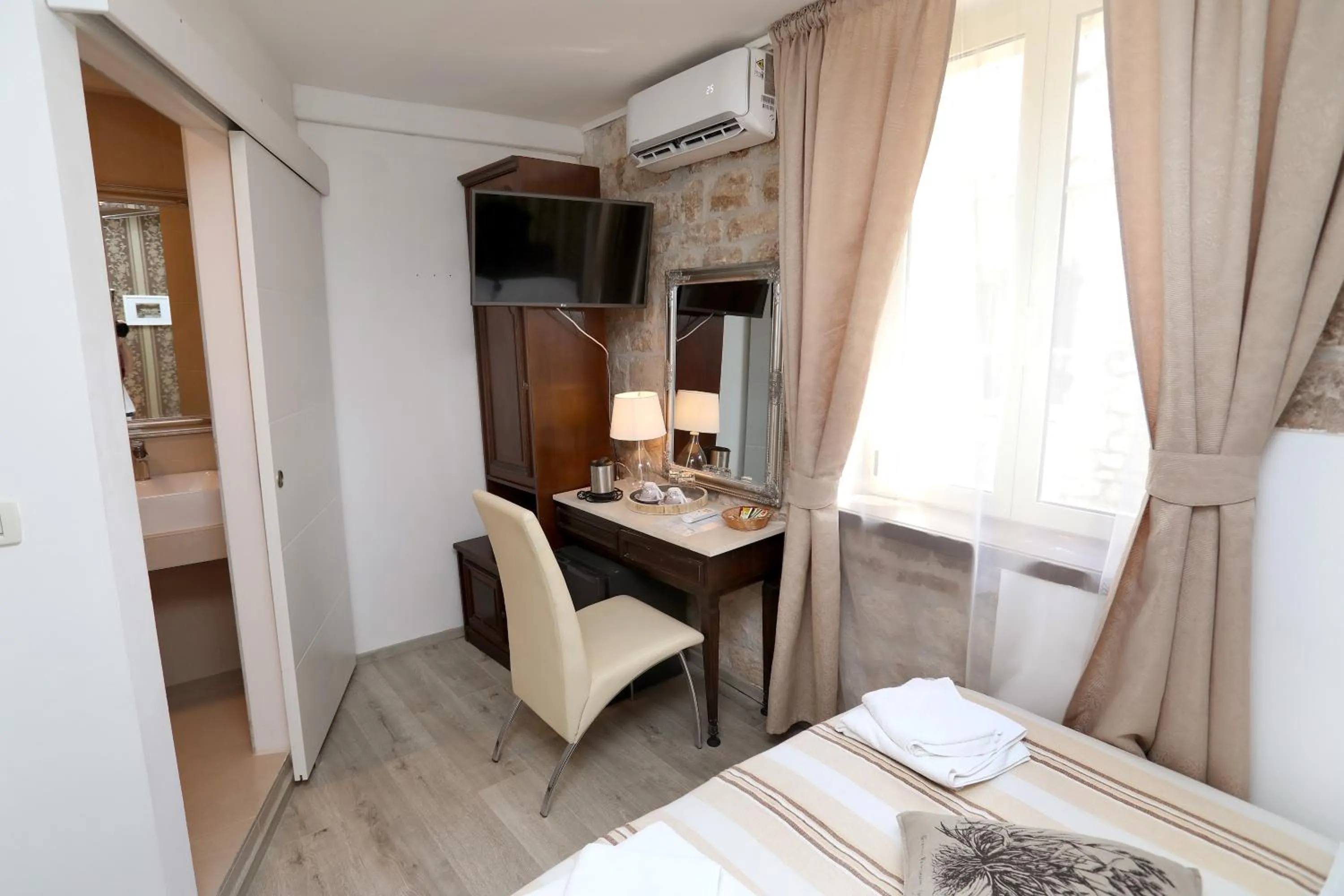 Photo of the whole room in Villa Carrara