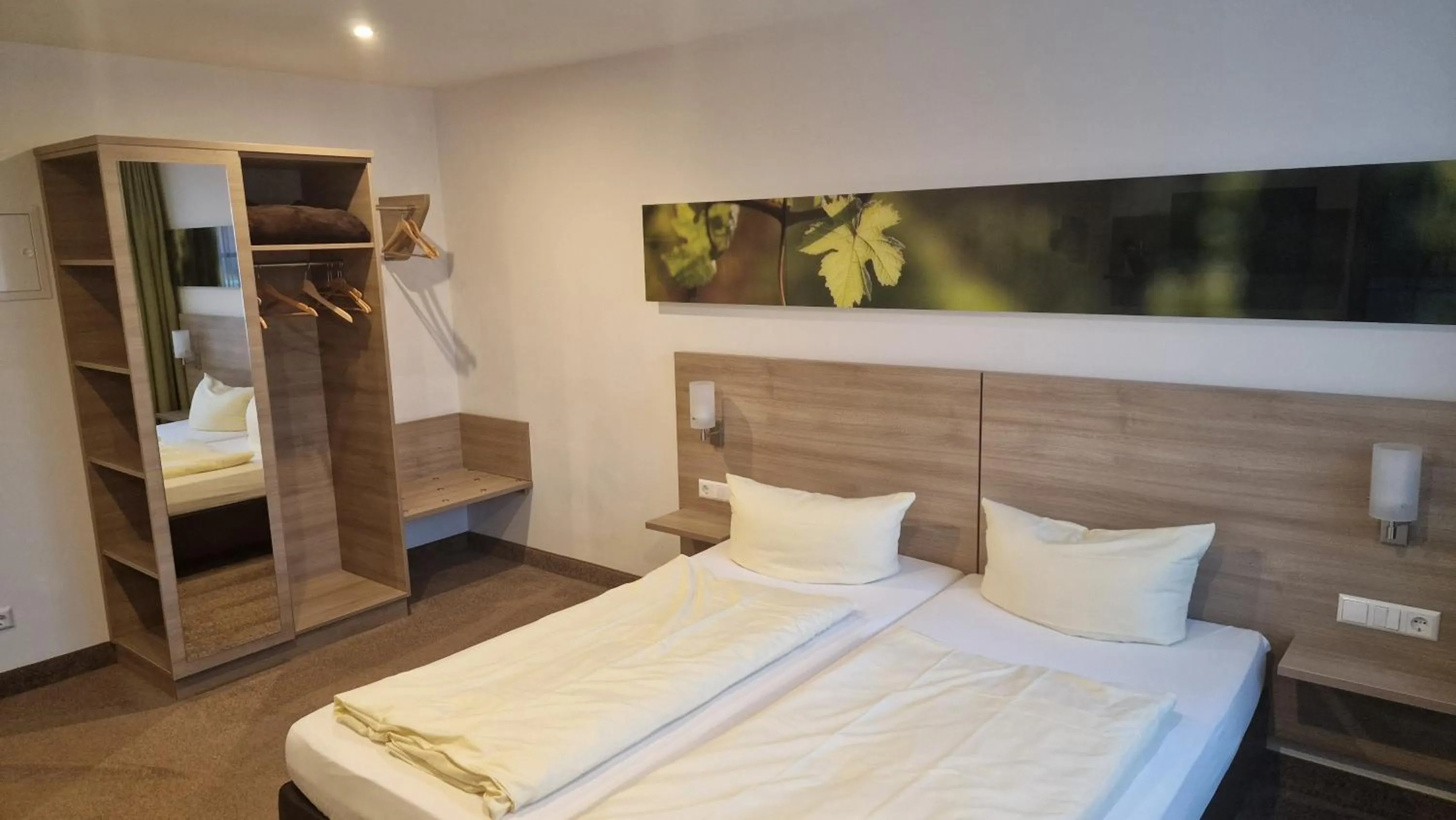 Bed in Schwarzer Adler - Hotel Garni