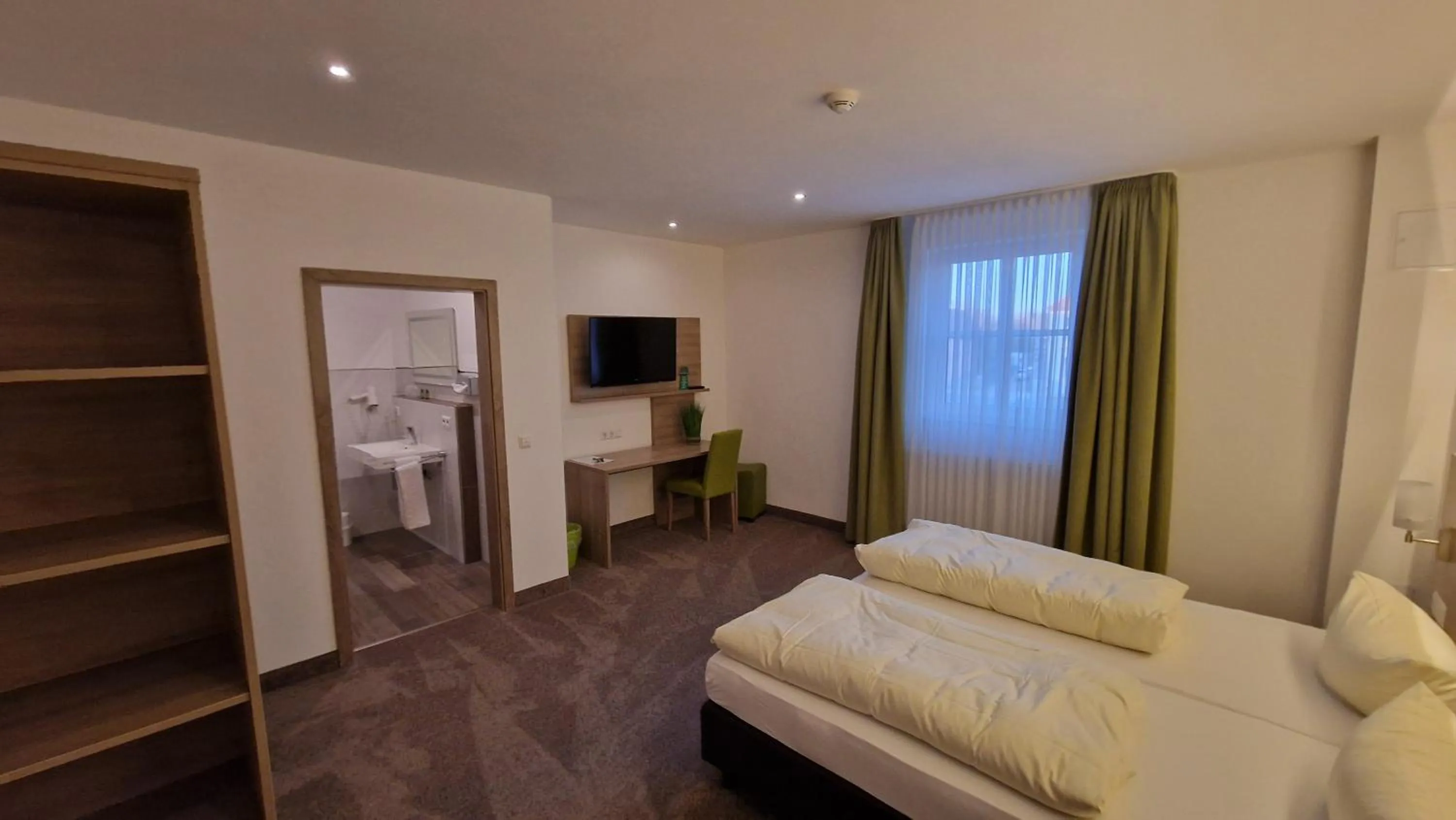 Bed in Schwarzer Adler - Hotel Garni