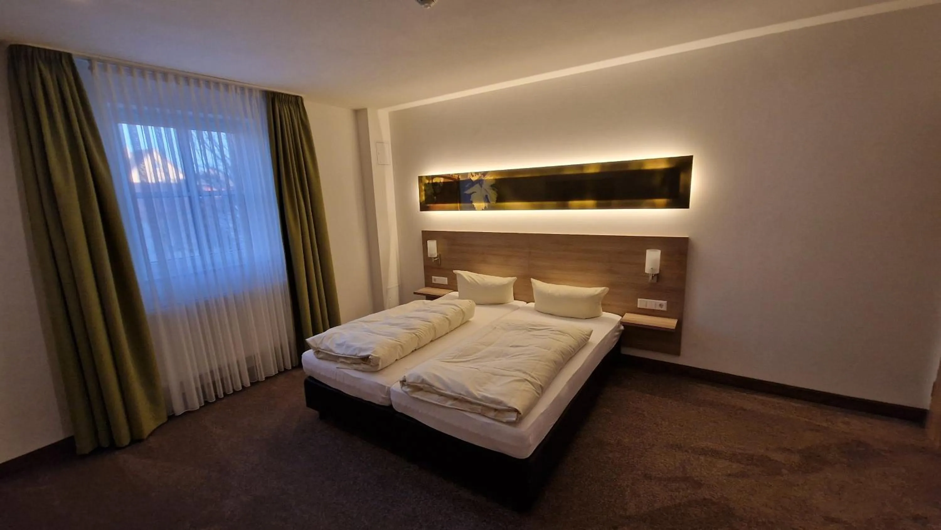 Bed in Schwarzer Adler - Hotel Garni
