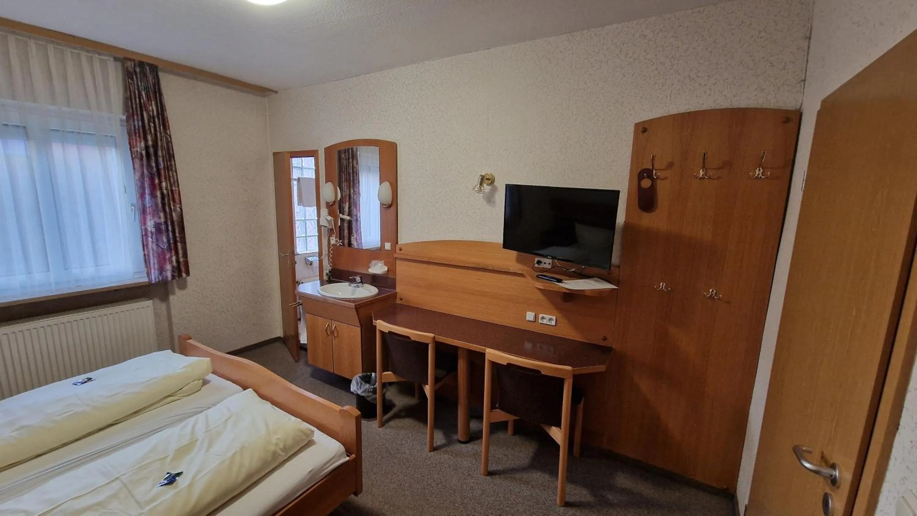 Bed in Schwarzer Adler - Hotel Garni