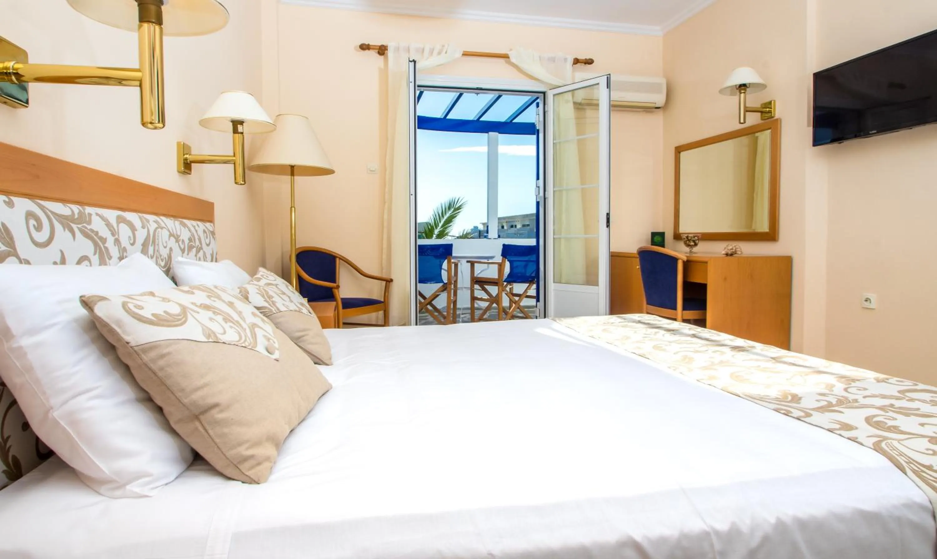 Photo of the whole room, Bed in Syros Atlantis