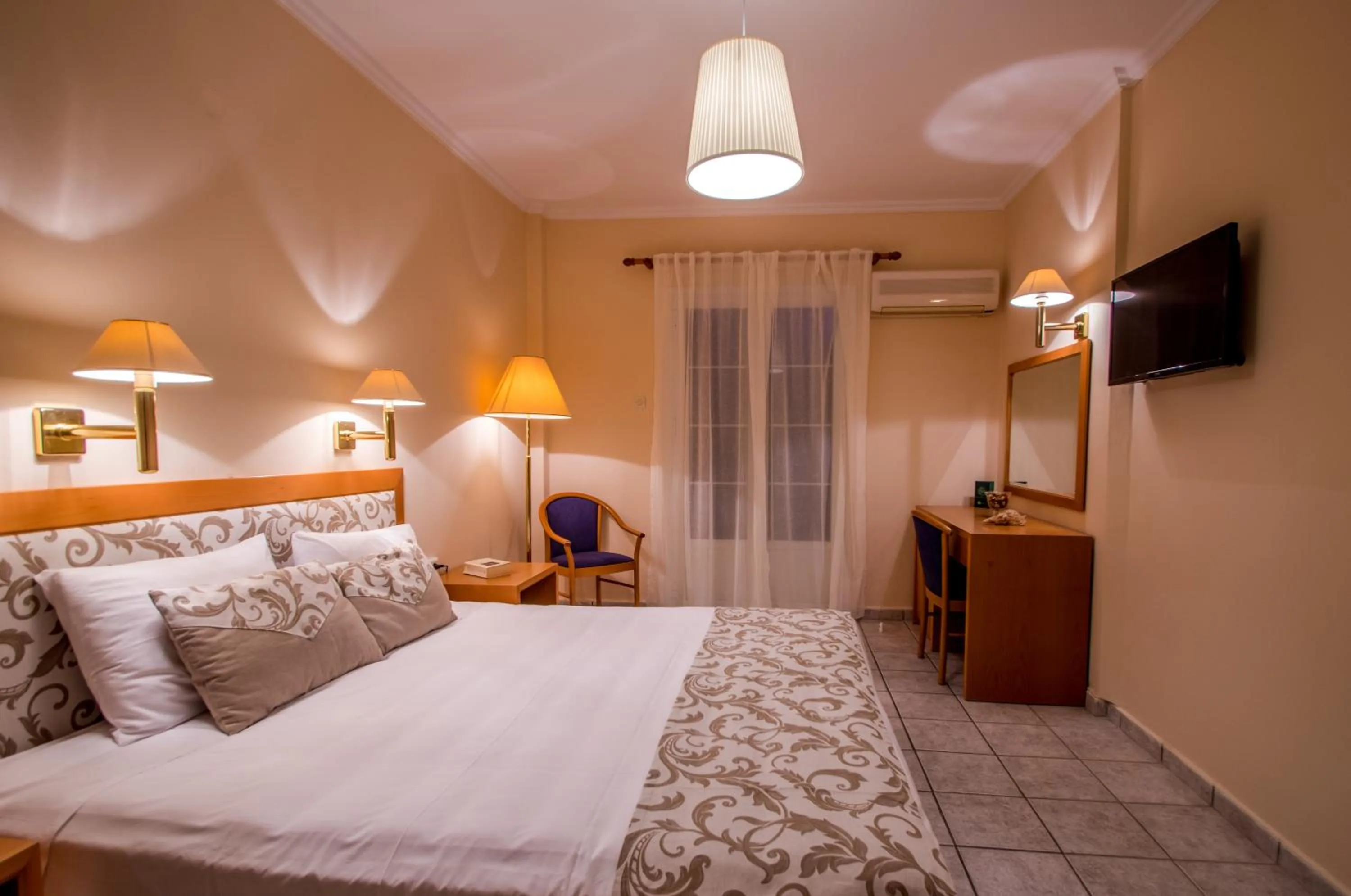 Photo of the whole room, Bed in Syros Atlantis