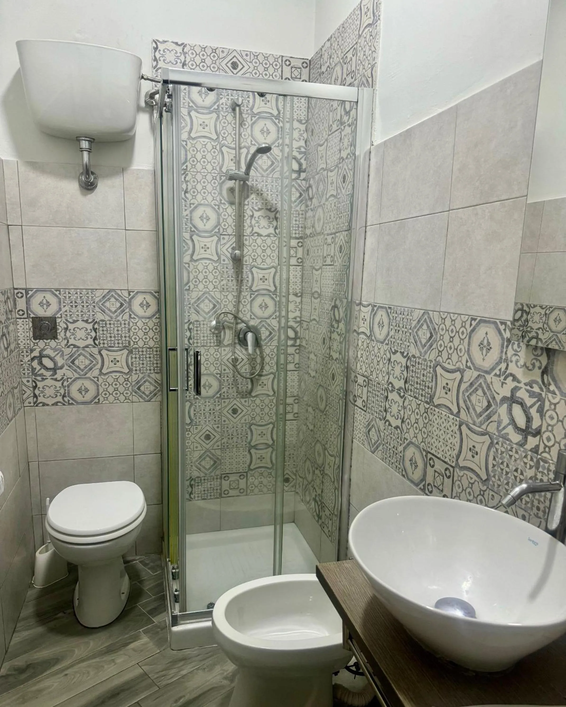 Shower, Bathroom in Hotel Santuario