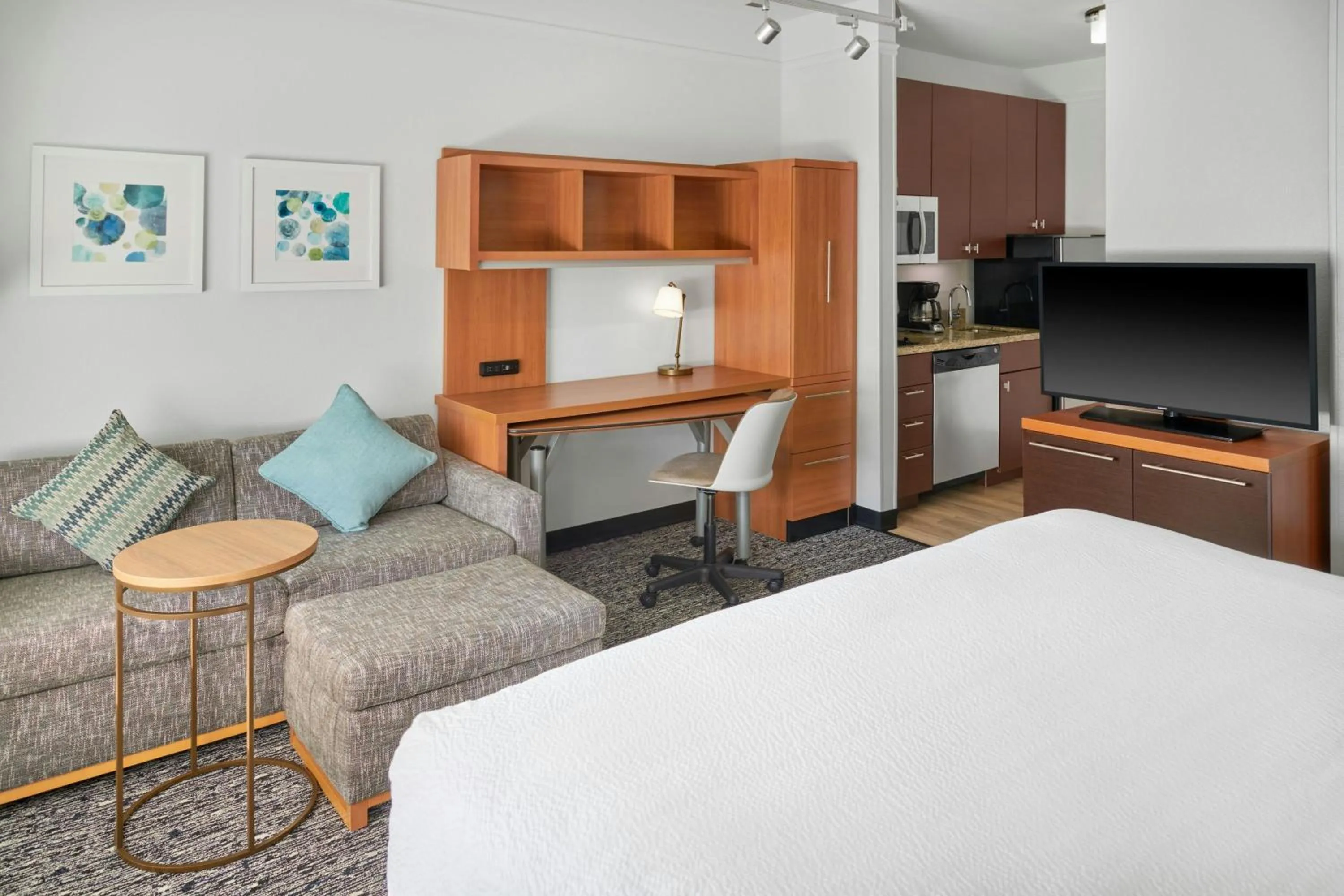 Photo of the whole room, Bed in TownePlace Suites by Marriott Detroit Troy