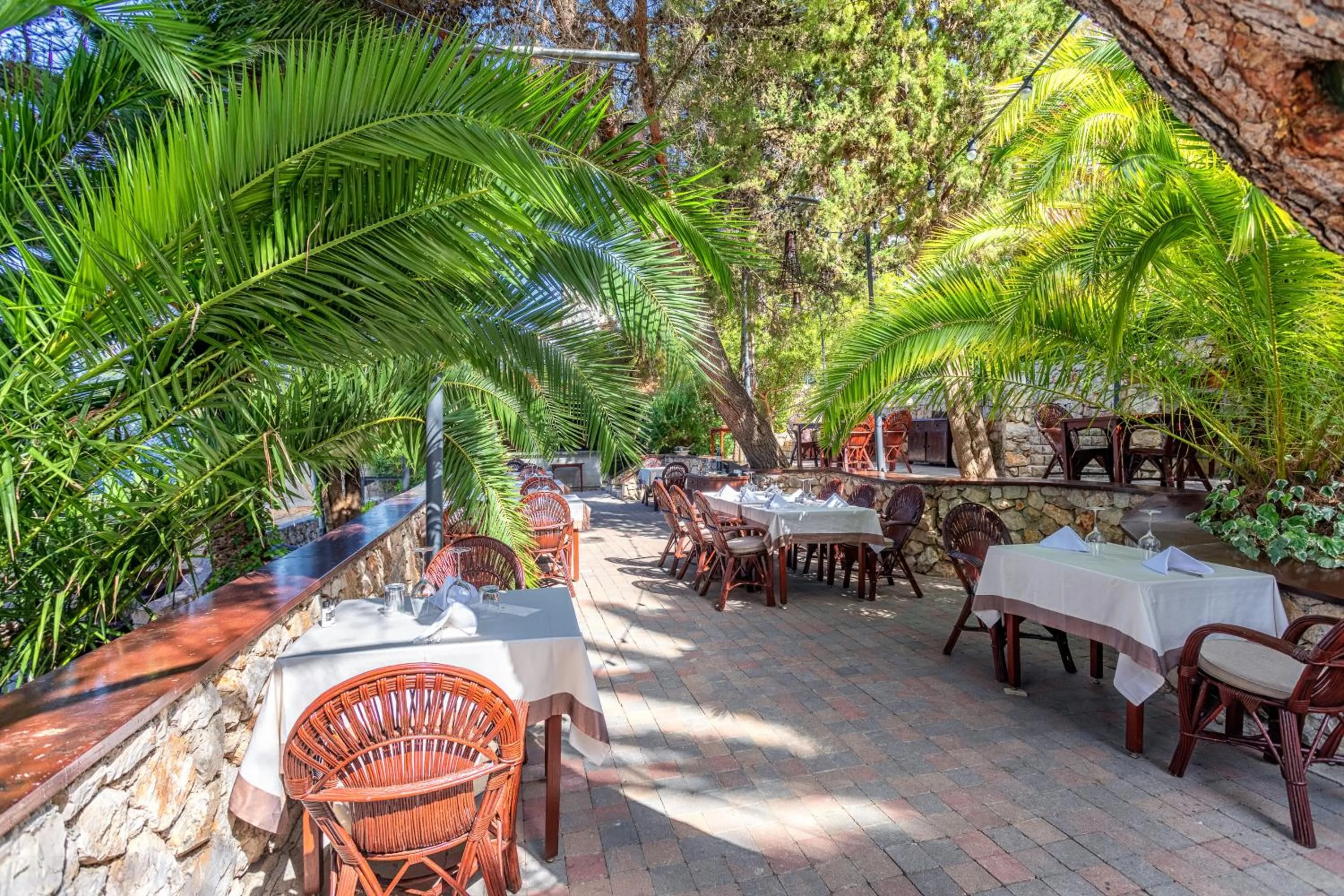 Restaurant/places to eat in Hotel Podstine