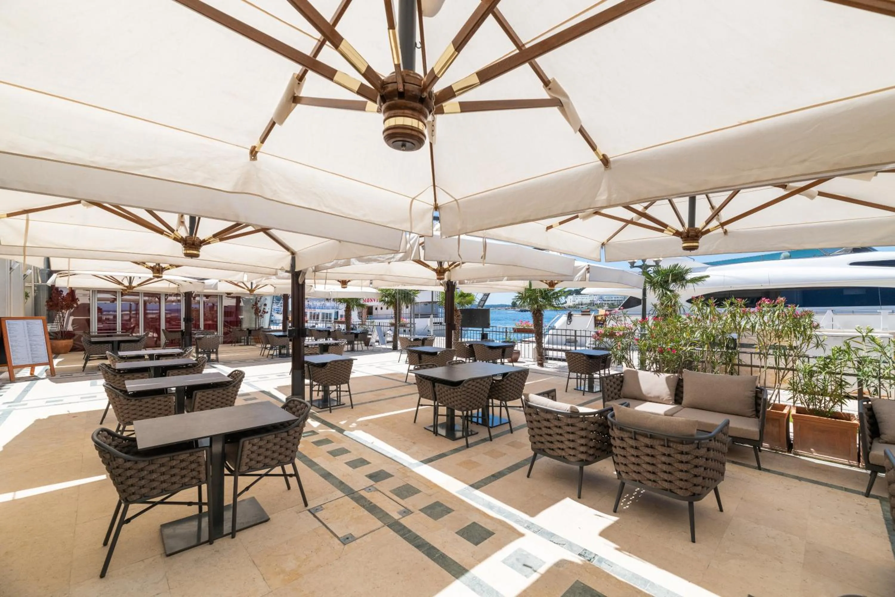 Restaurant/places to eat in BO Hotel Palazzo