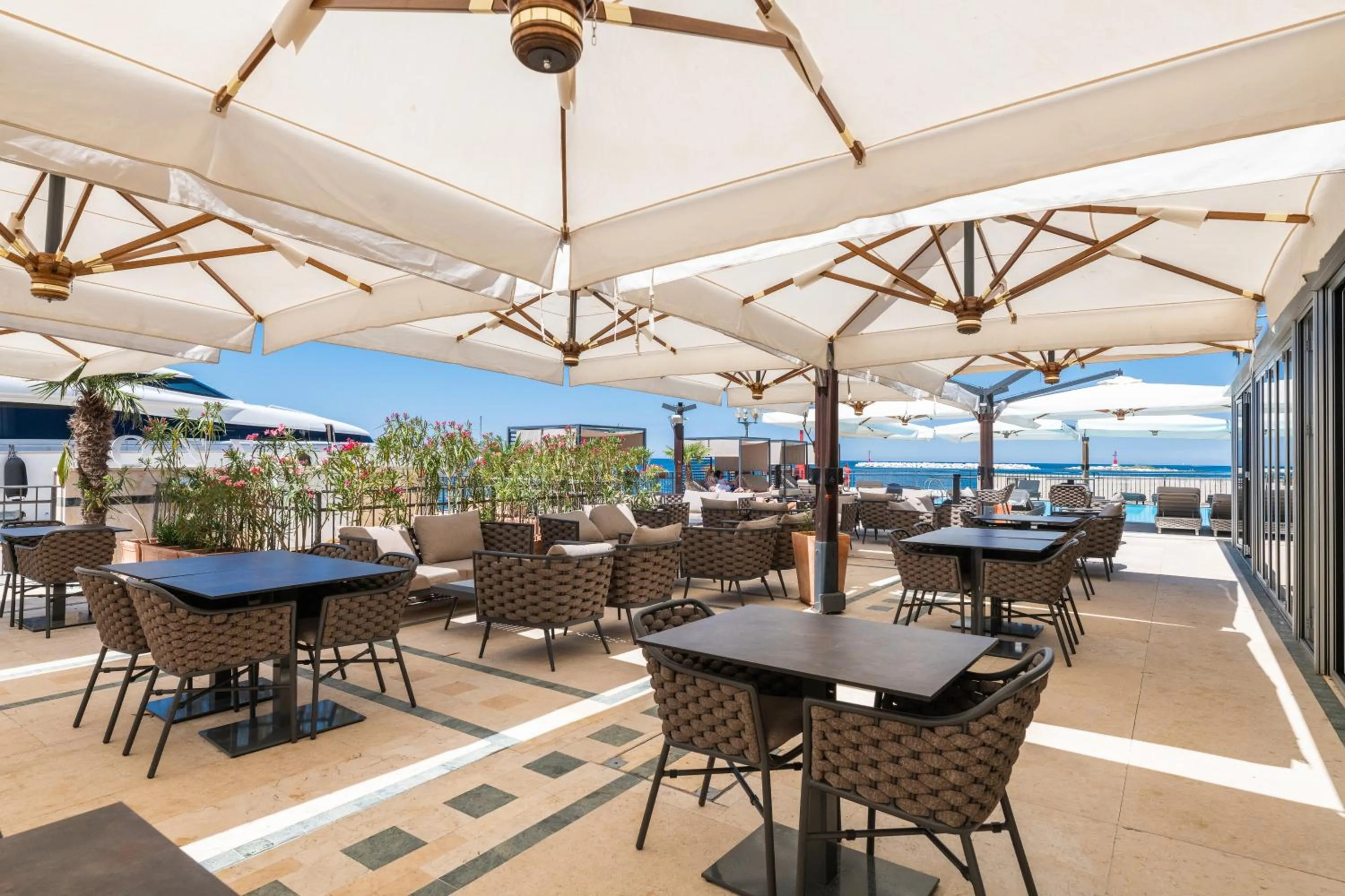 Restaurant/places to eat in BO Hotel Palazzo