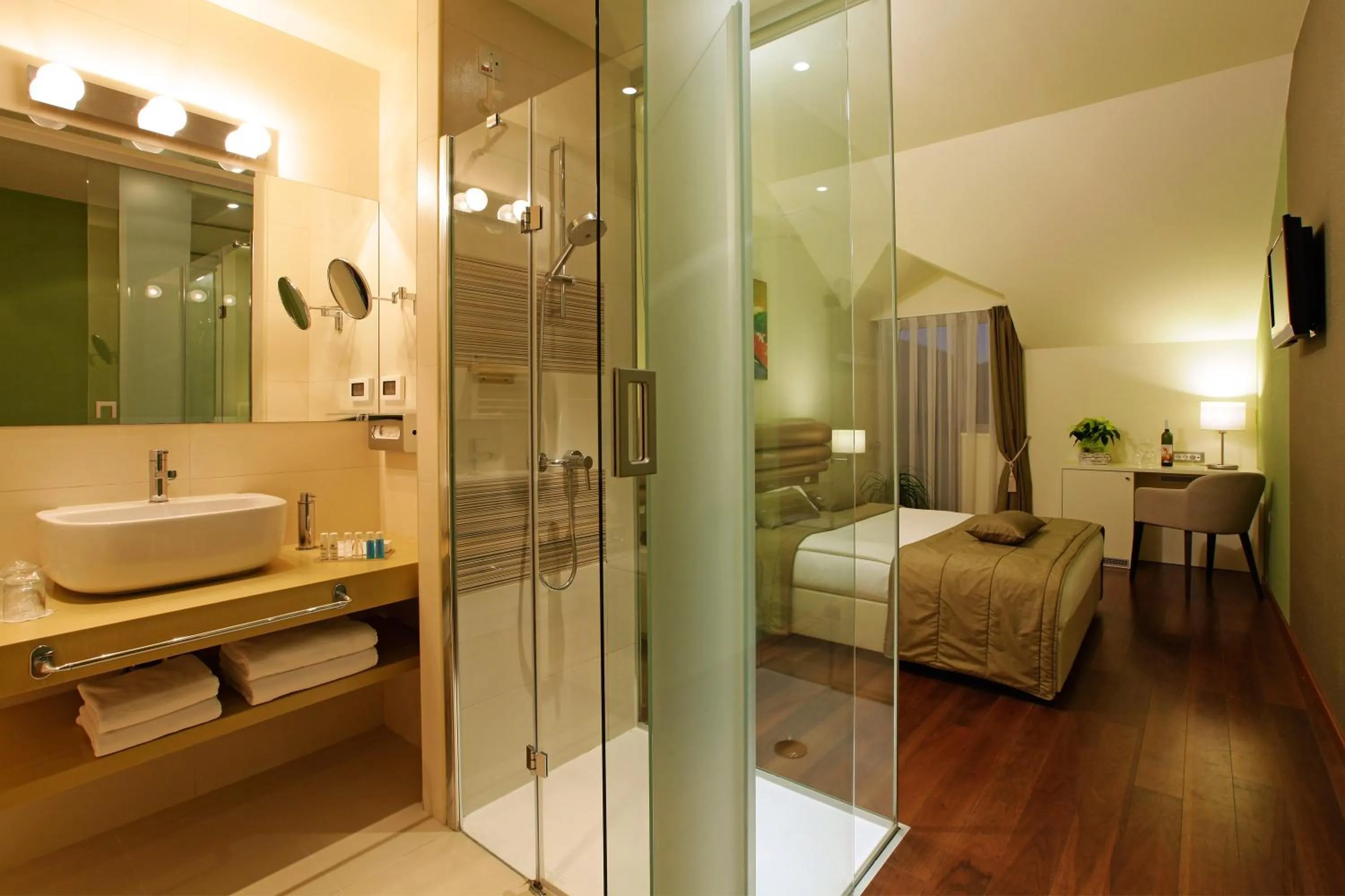 Shower, Bed in Hotel Korkyra