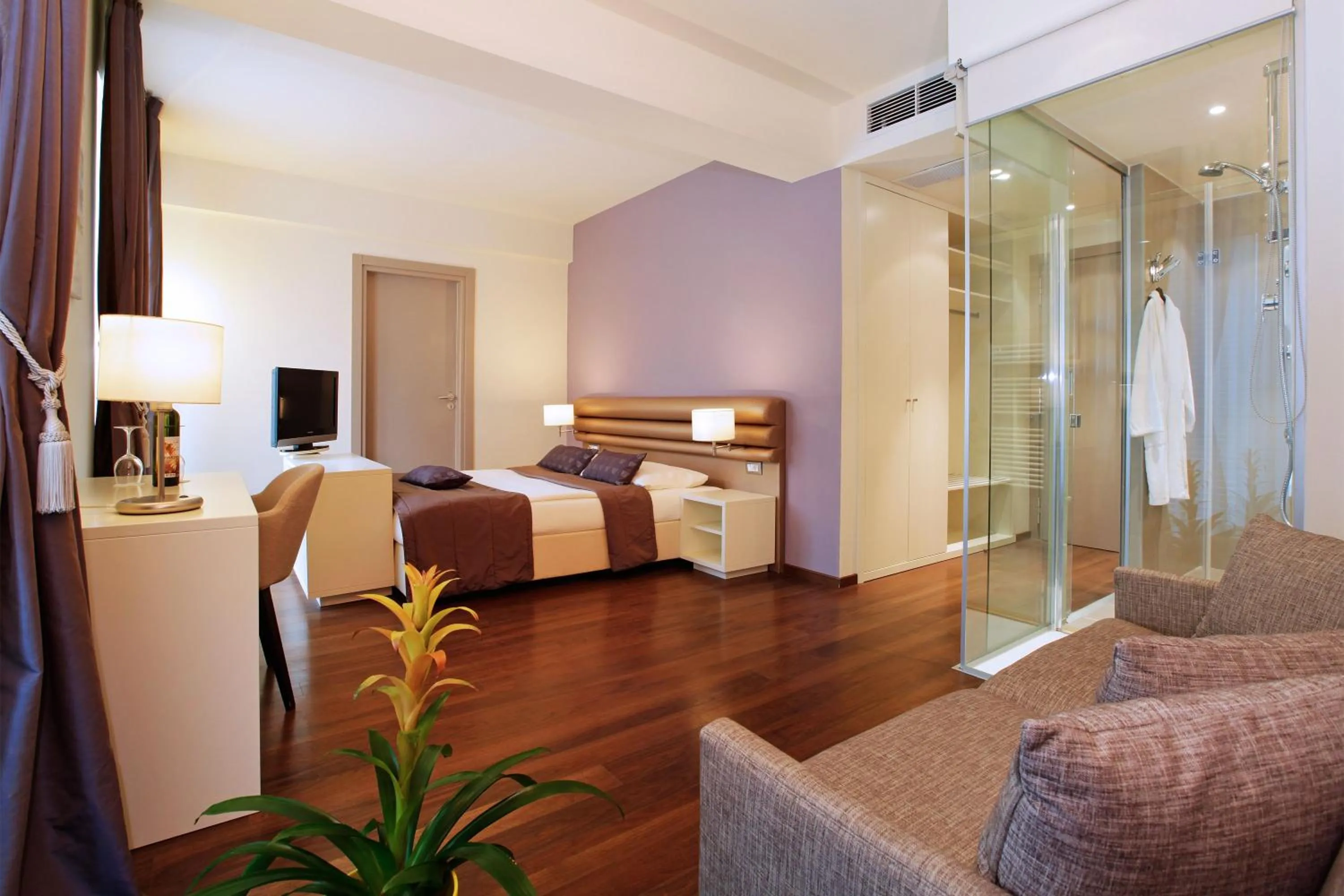 Shower in Hotel Korkyra