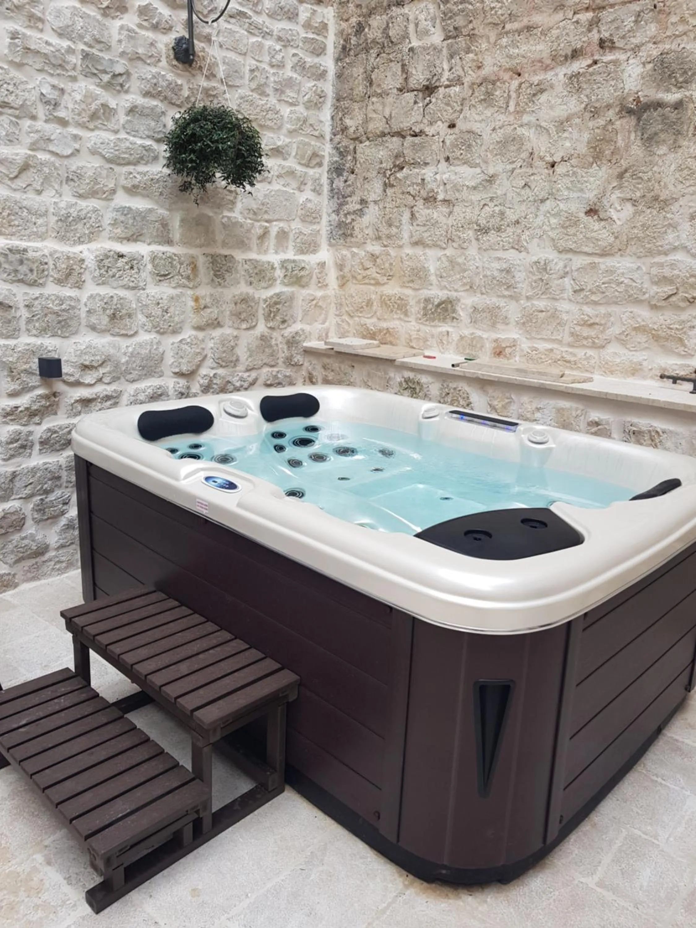 Hot Tub in Villa Kudelik - Stone Story