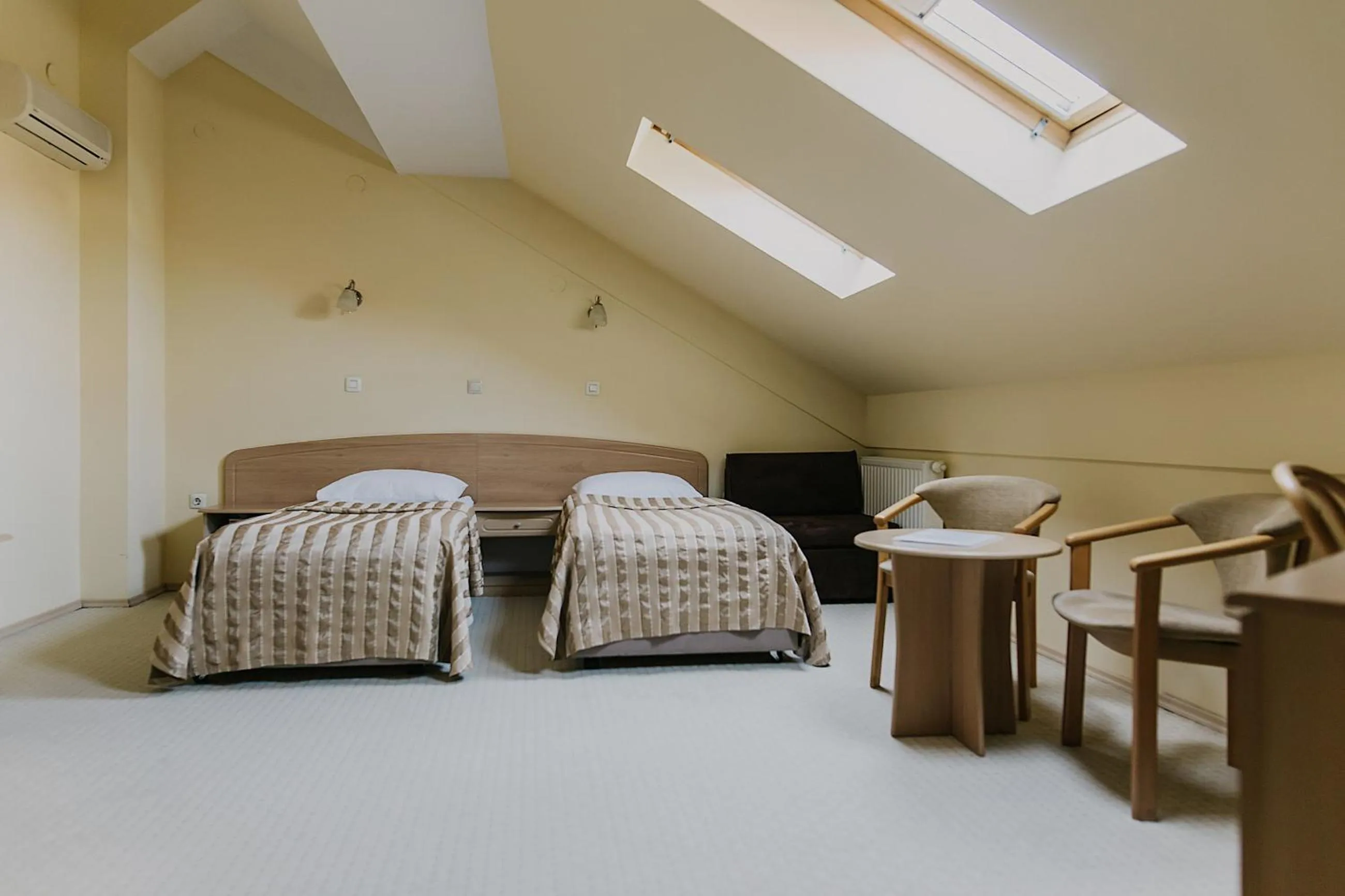 Living room, Bed in Hotel Silver