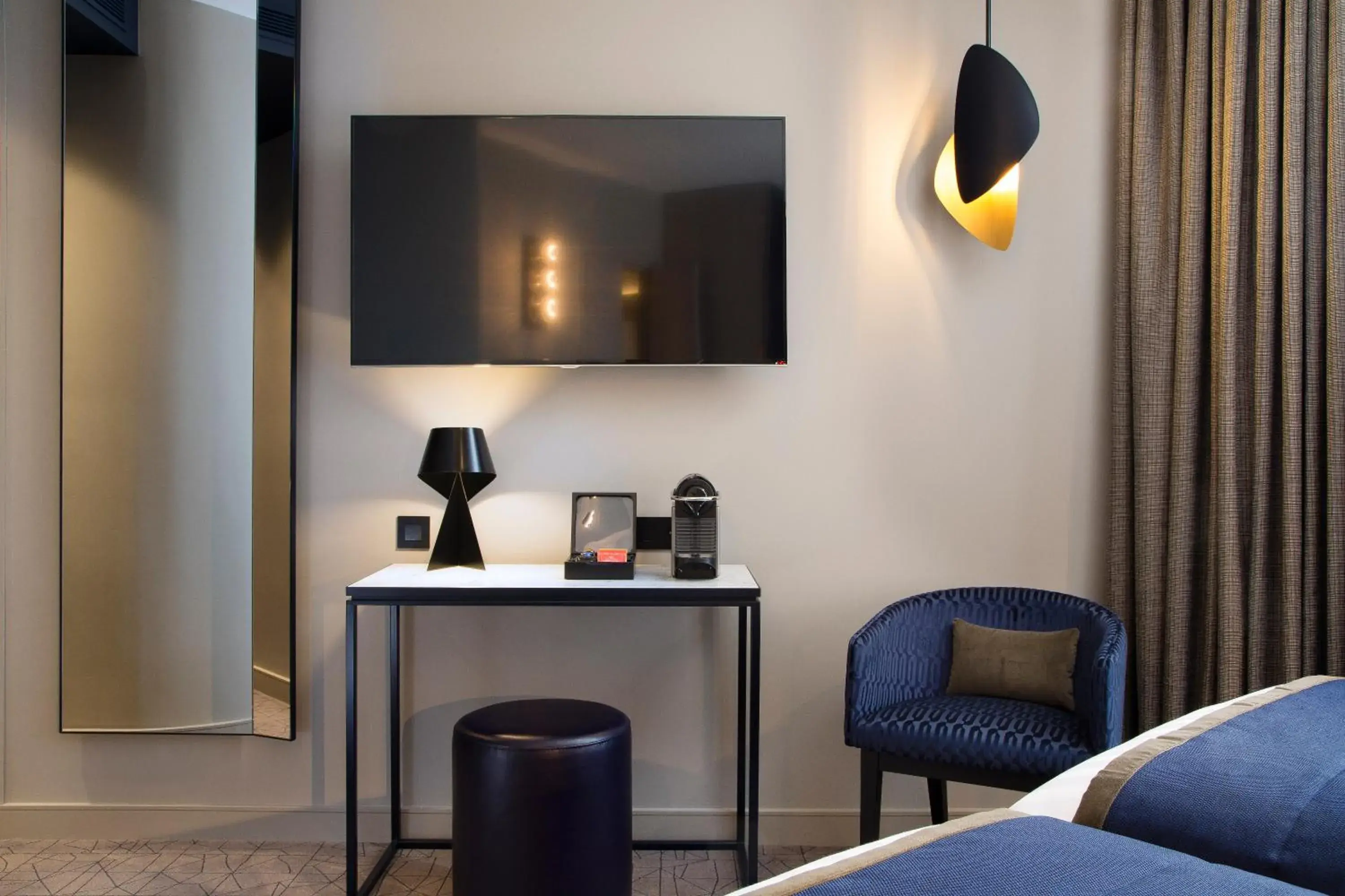 Seating area, Bed in Hotel Le 10 BIS Seating area, Bed in Hotel Le 10 BIS