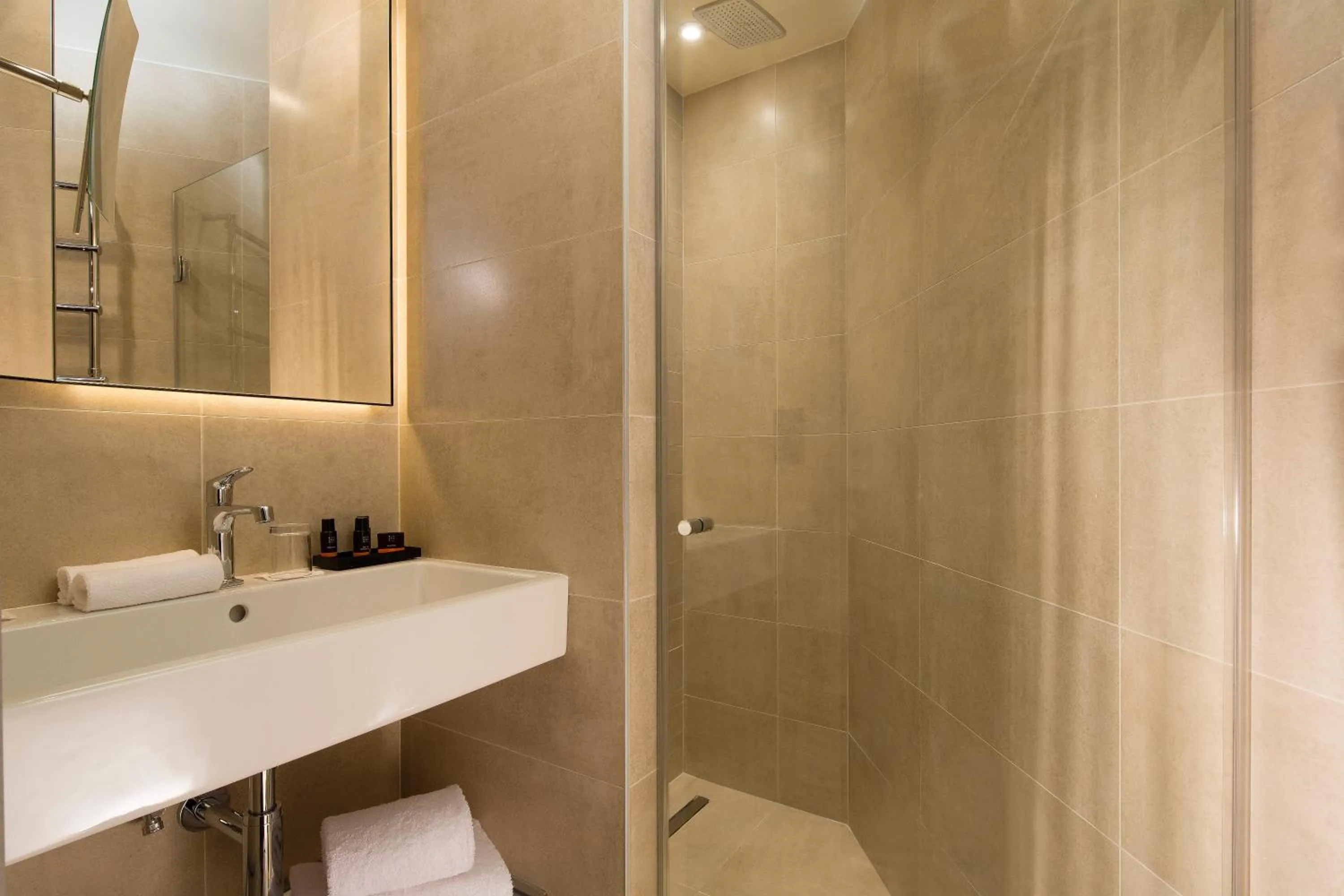 Bathroom in Hotel Le 10 BIS