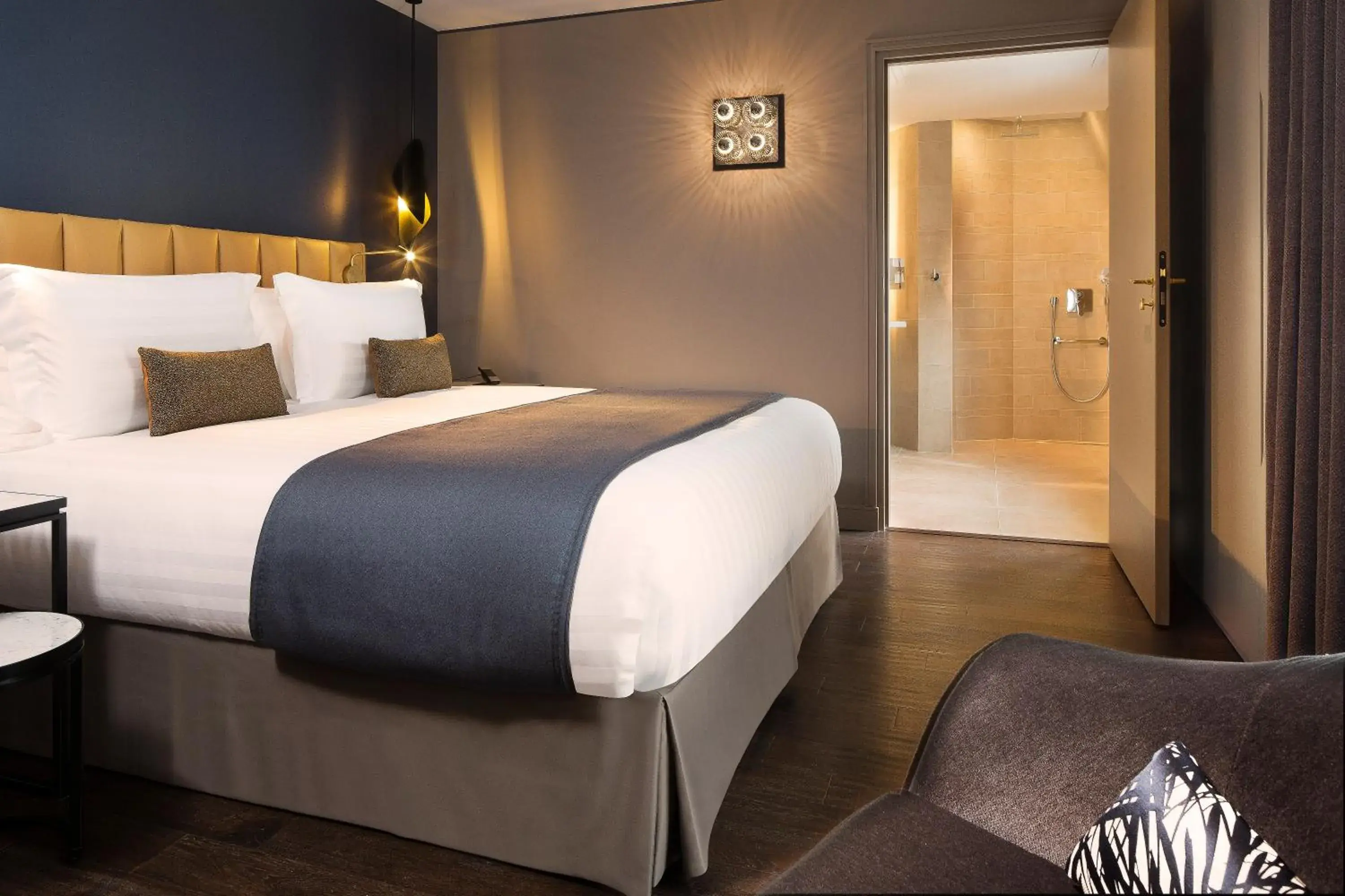 Photo of the whole room, Bed in Hotel Le 10 BIS Photo of the whole room, Bed in Hotel Le 10 BIS