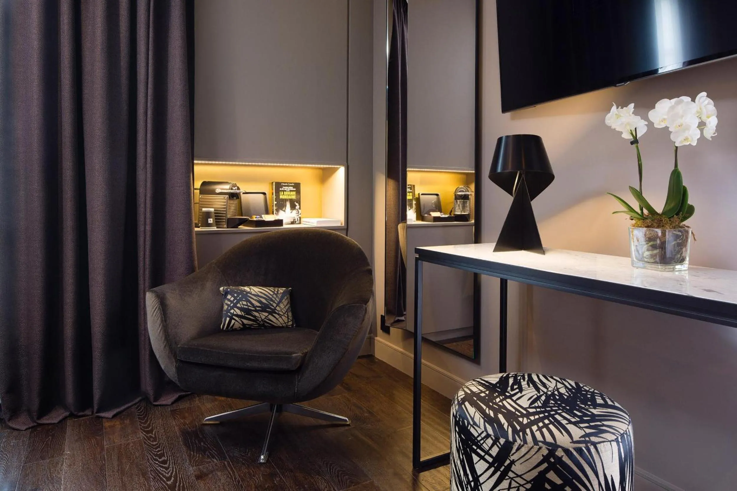 Bedroom in Hotel Le 10 BIS