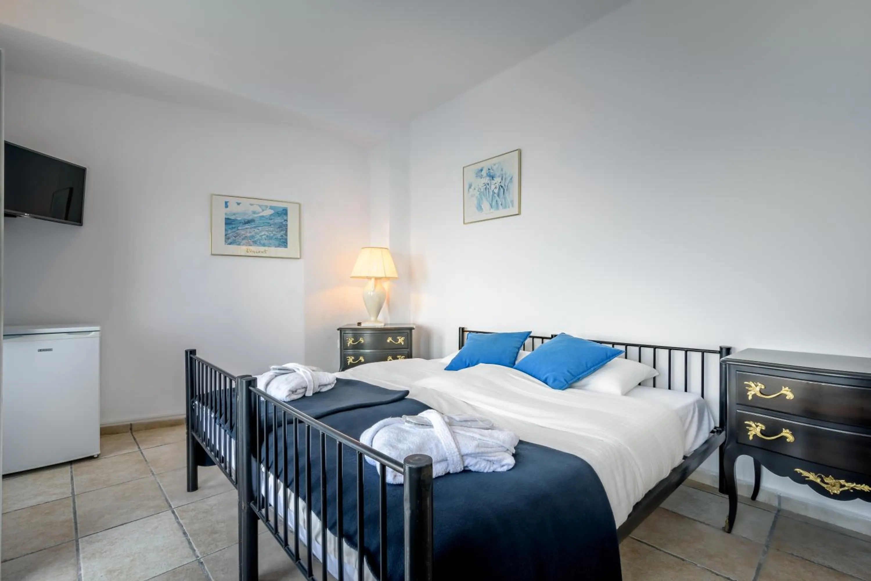 Bedroom, Bed in Golden Grey Goose