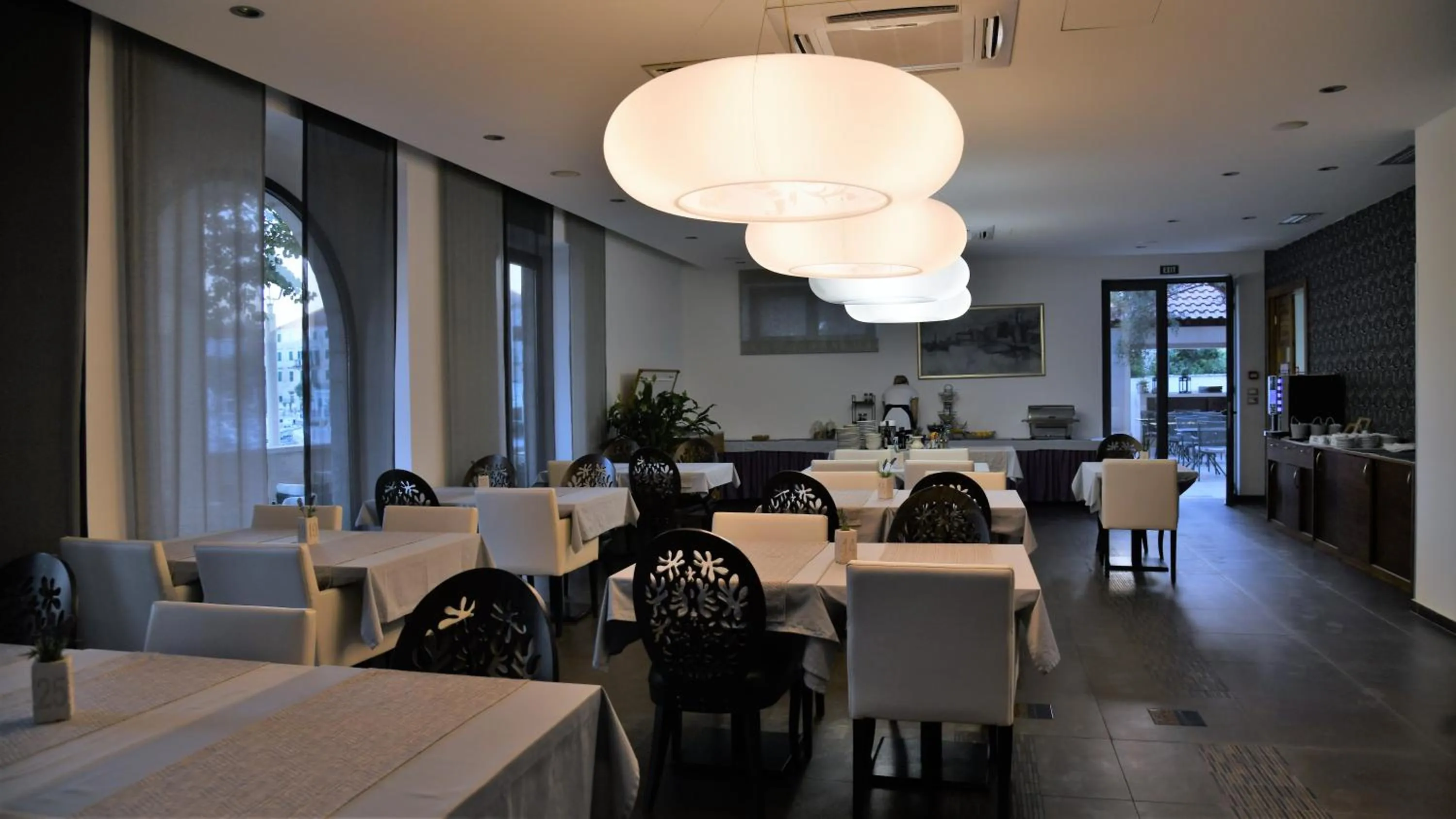Restaurant/places to eat in Hotel Lipa