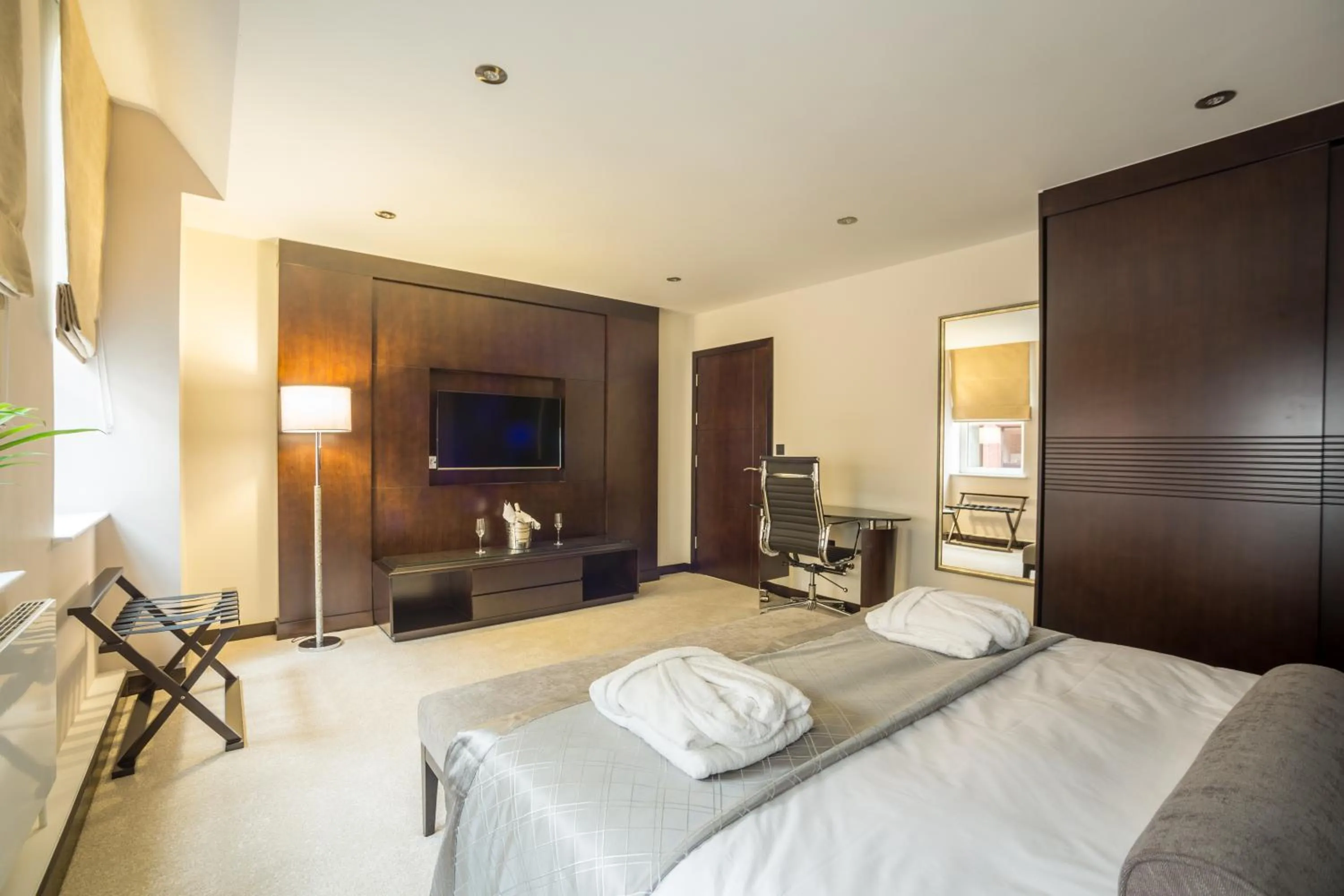 Photo of the whole room, Bed in Mansio Suites The Headrow