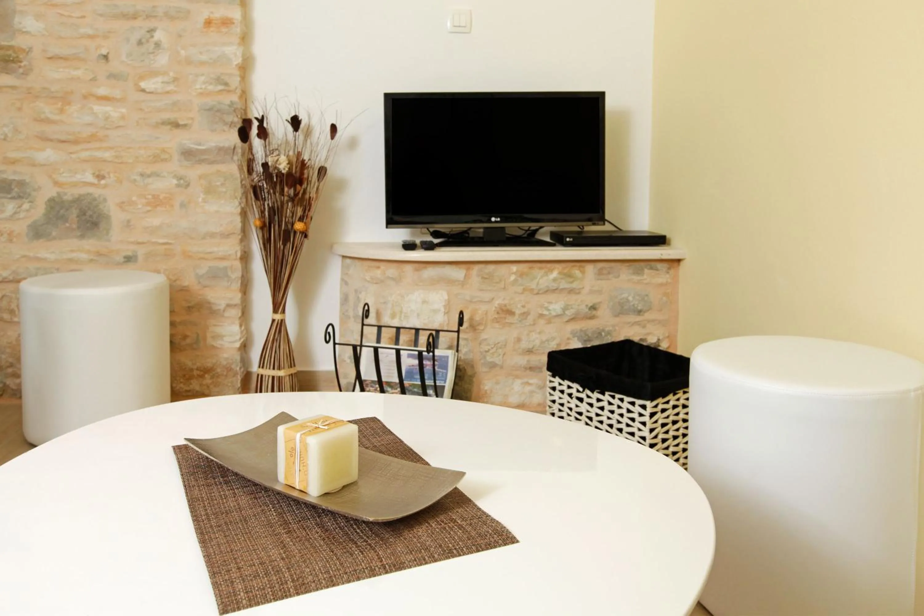 Communal lounge/ TV room in Boutique Hotel Villa Telenta