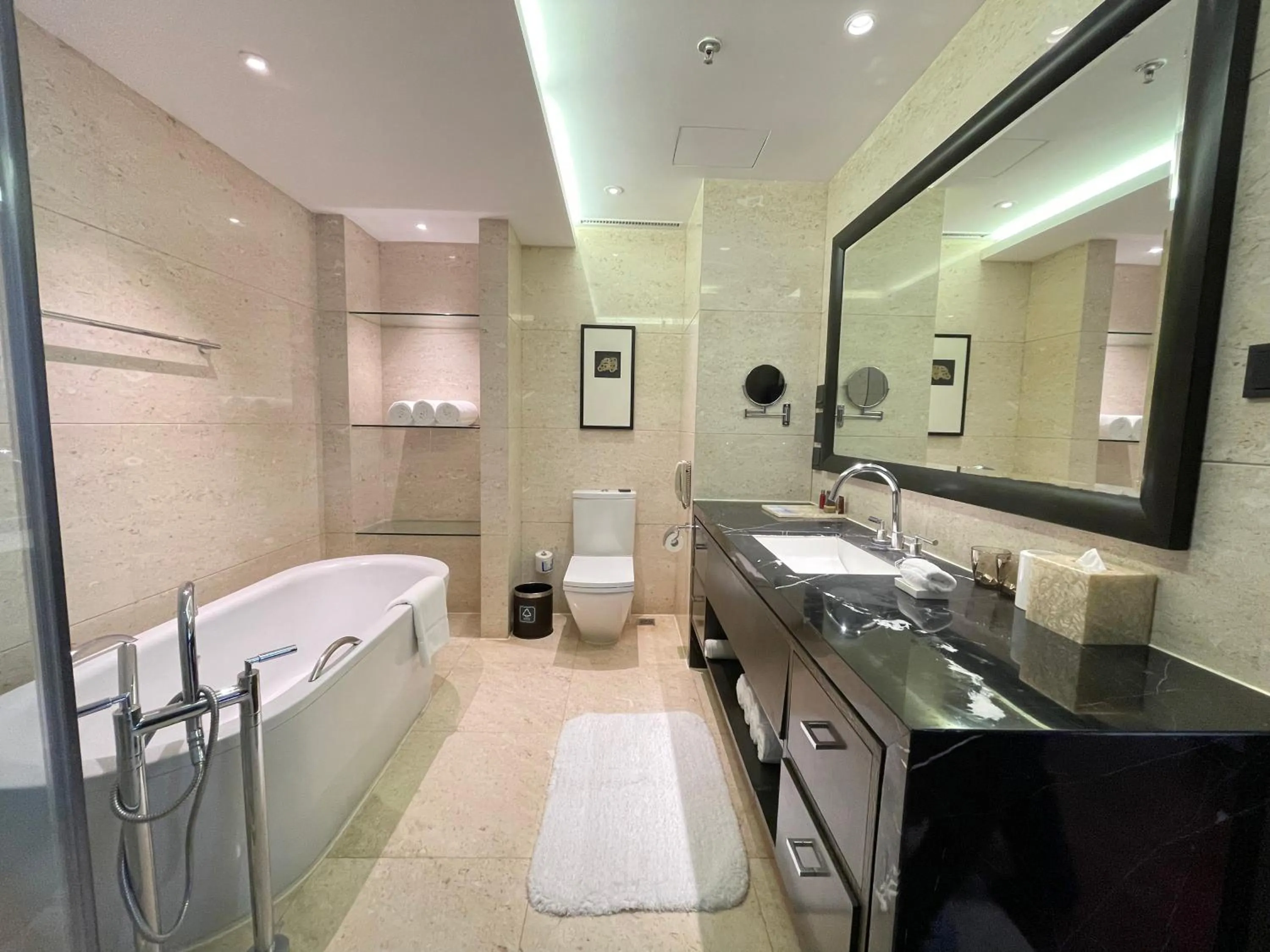 Shower in The Sandalwood Beijing Marriott Executive Apartments