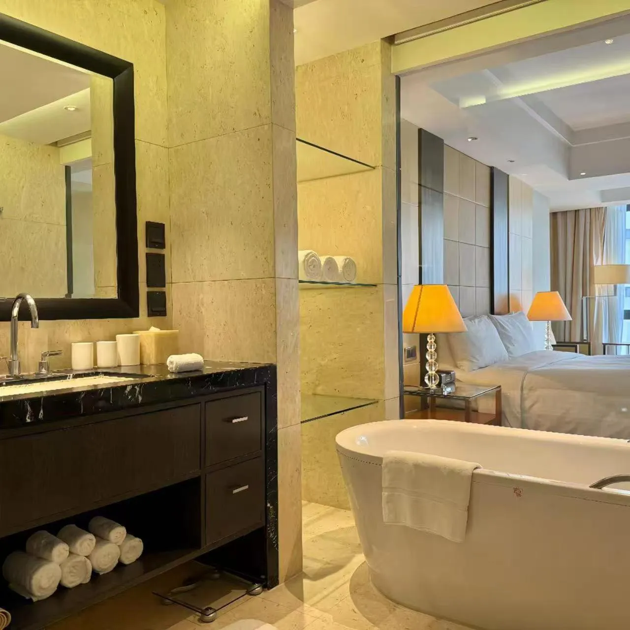 Bath, Bed in The Sandalwood Beijing Marriott Executive Apartments