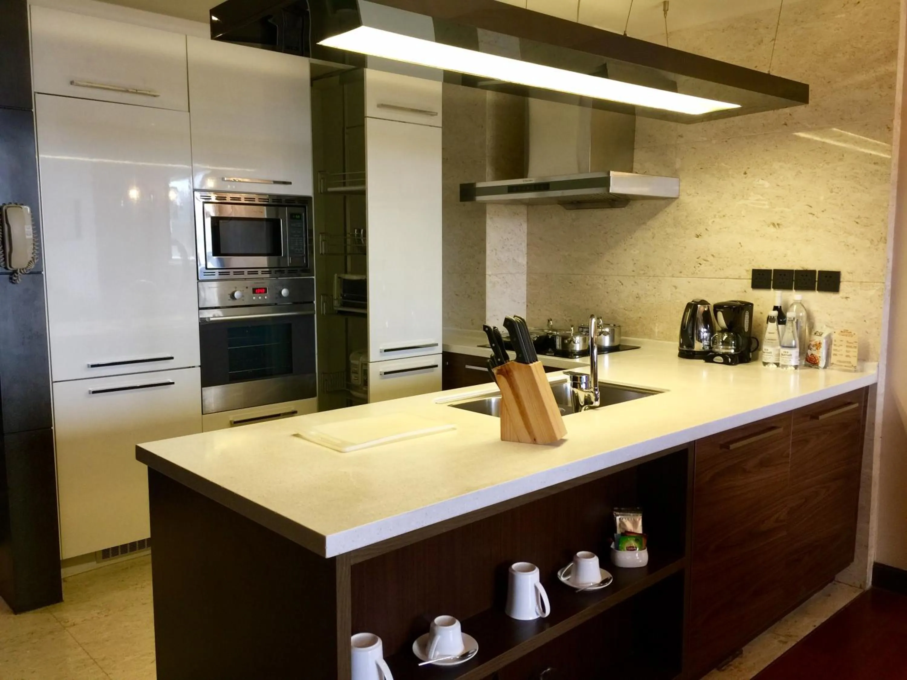 Coffee/tea facilities in The Sandalwood Beijing Marriott Executive Apartments