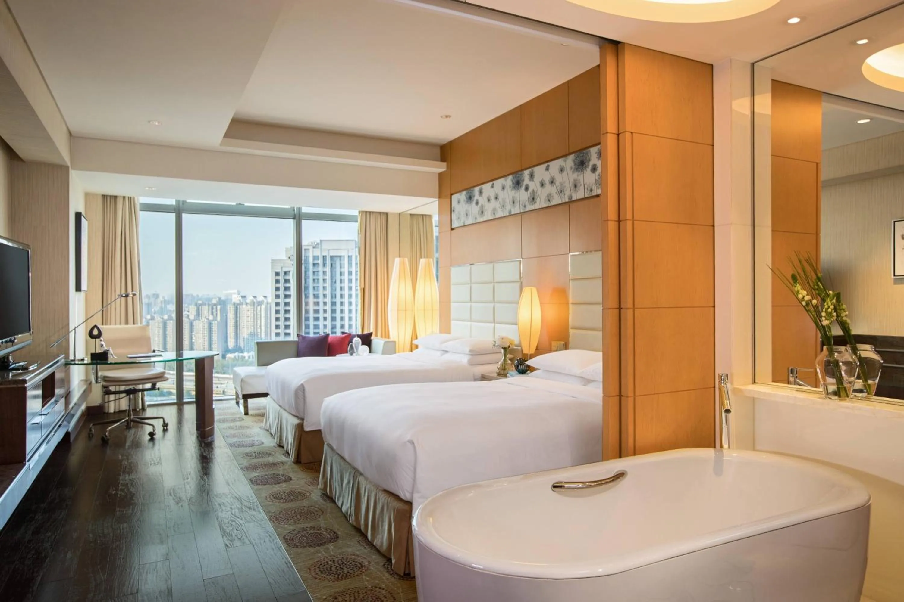 Photo of the whole room, Bed in Renaissance Shanghai Putuo Hotel