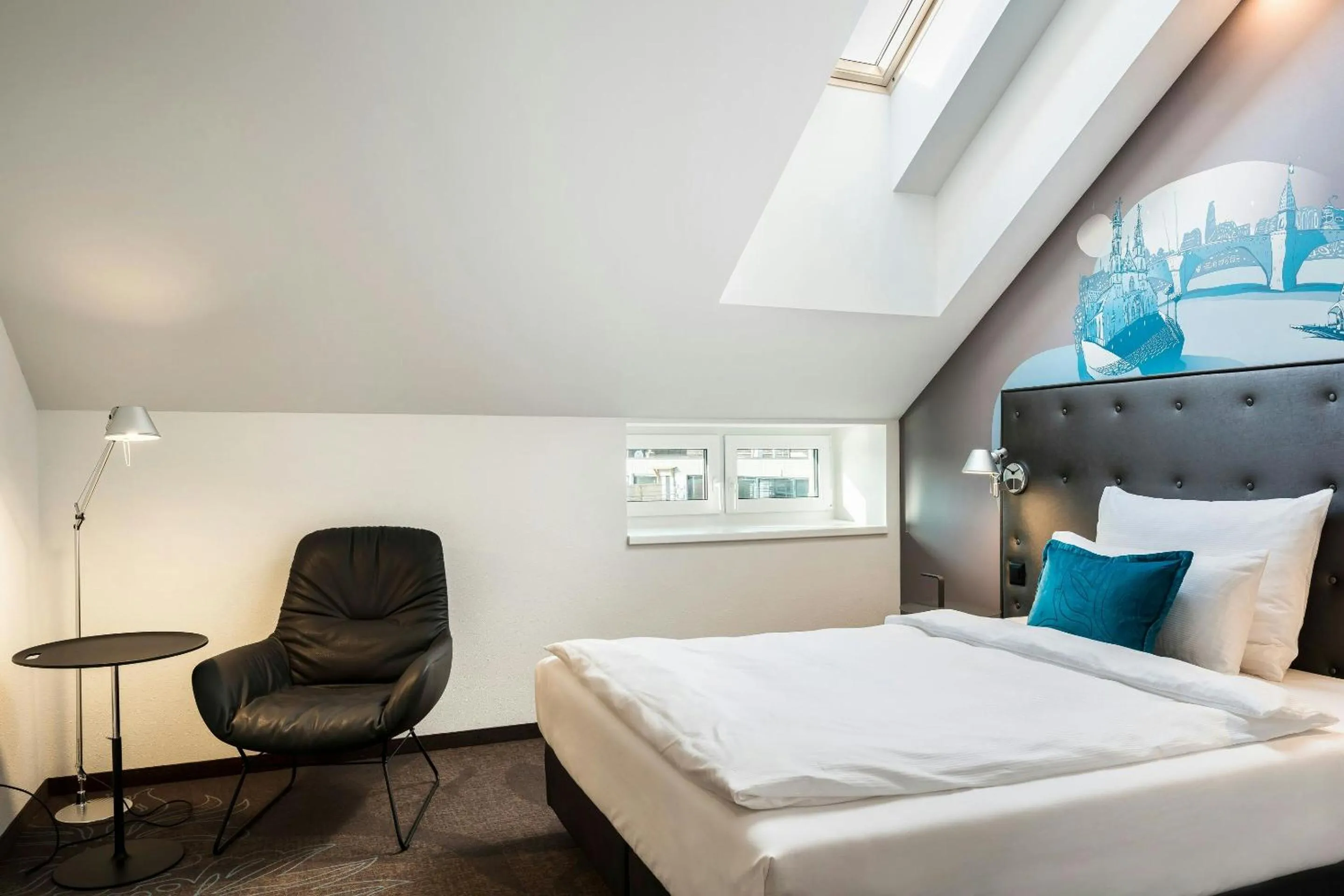 Photo of the whole room, Bed in Motel One Basel