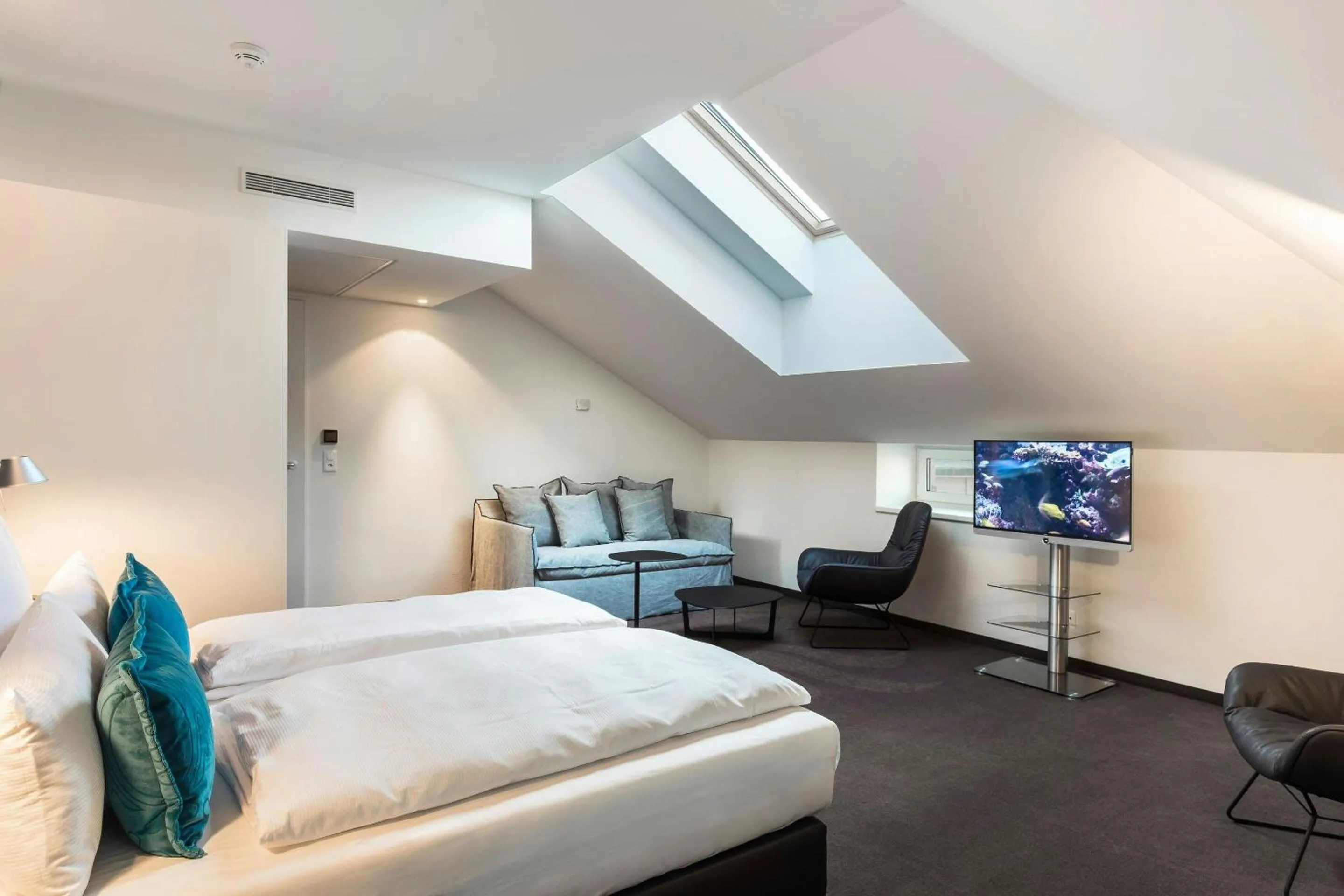 Photo of the whole room, Bed in Motel One Basel
