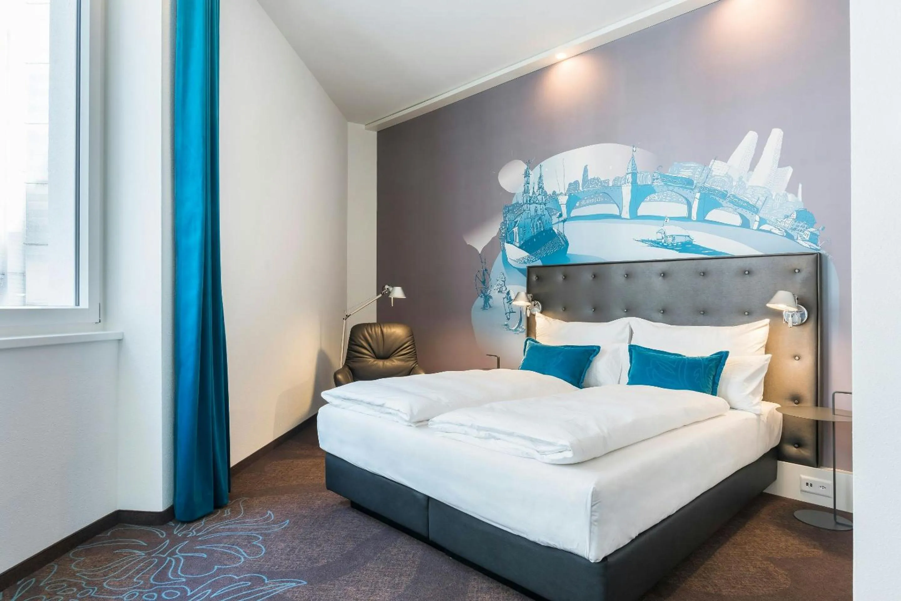 Photo of the whole room, Bed in Motel One Basel