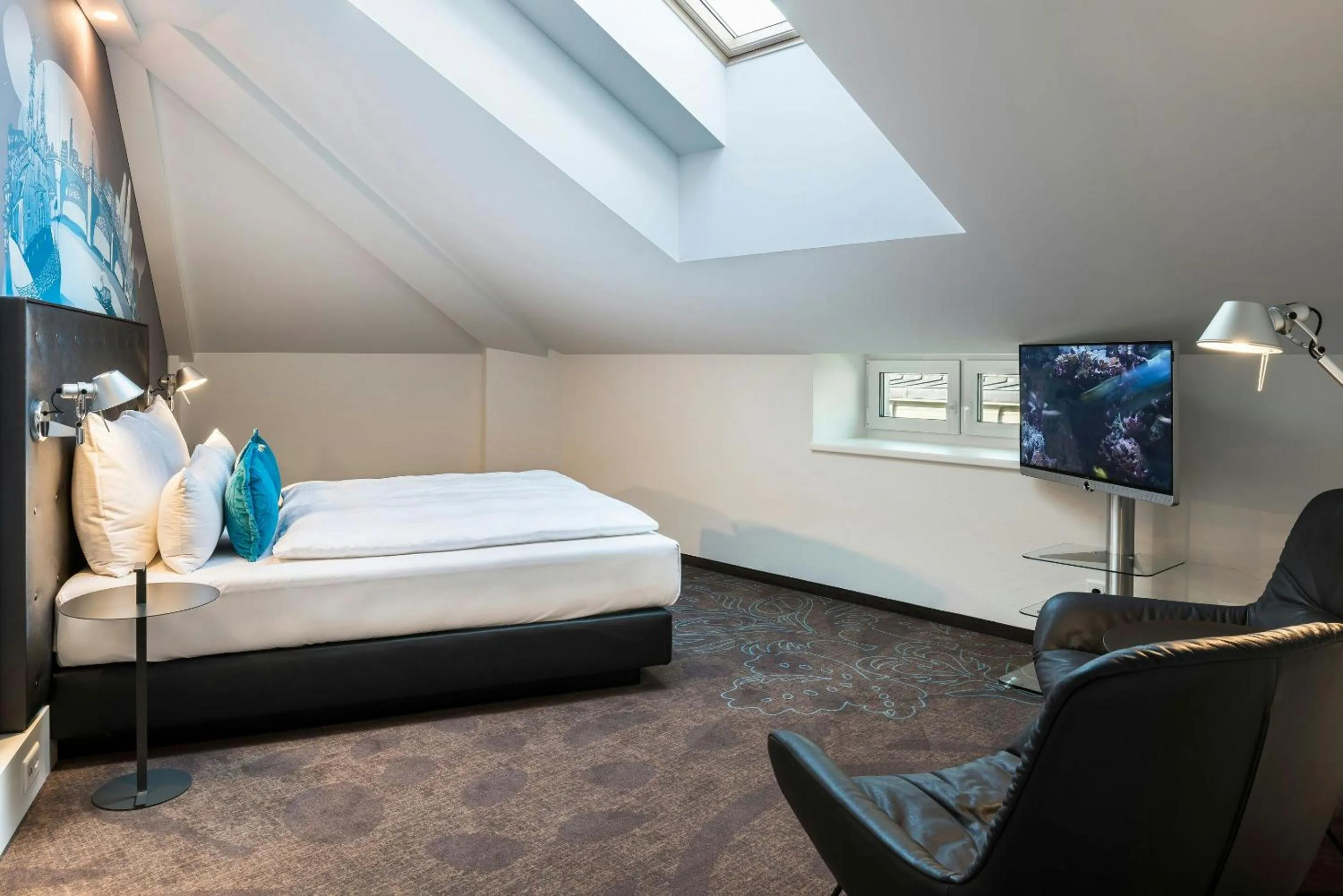 Photo of the whole room, Bed in Motel One Basel