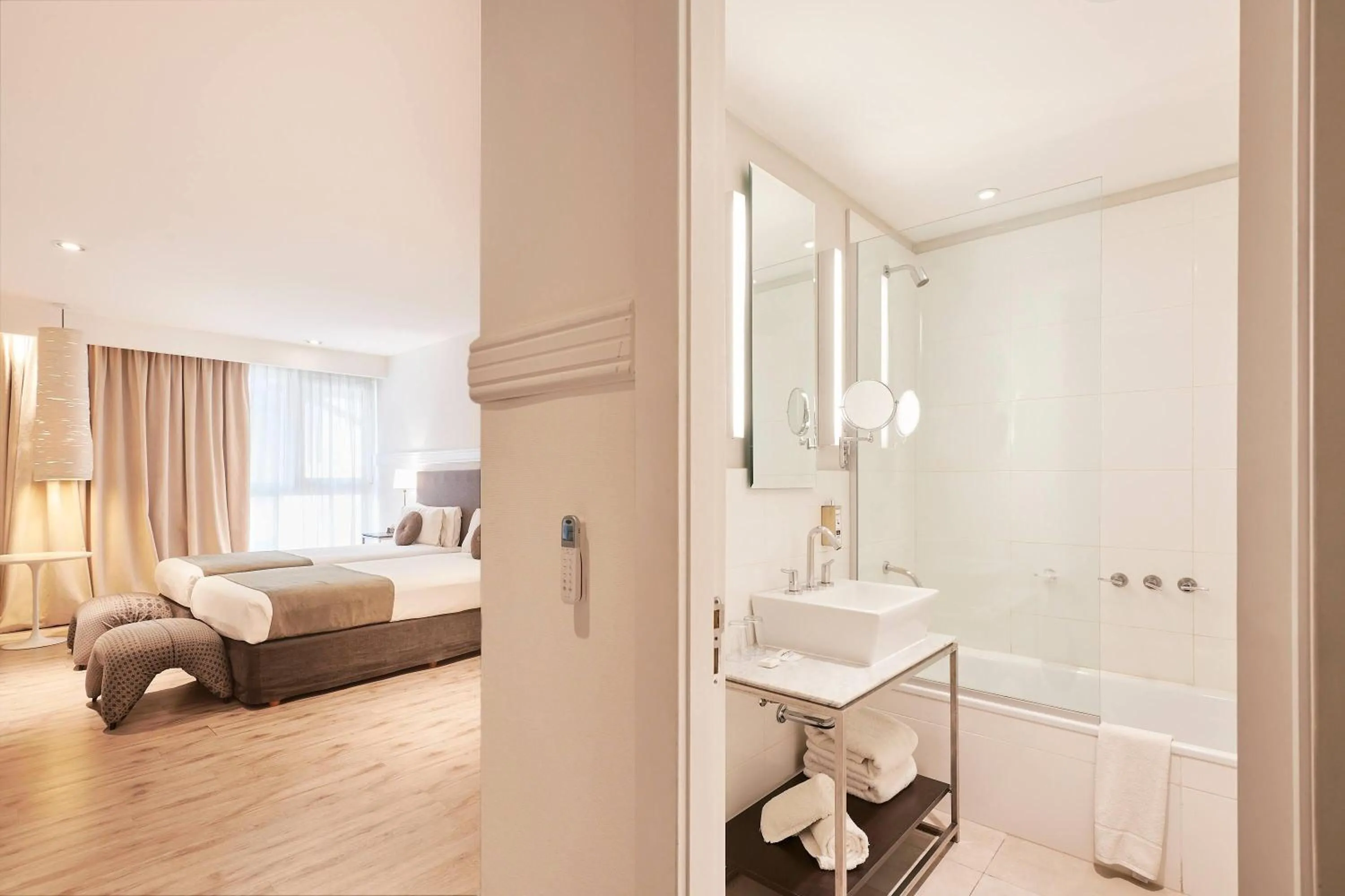 Photo of the whole room, Bed in Esplendor by Wyndham Savoy Rosario