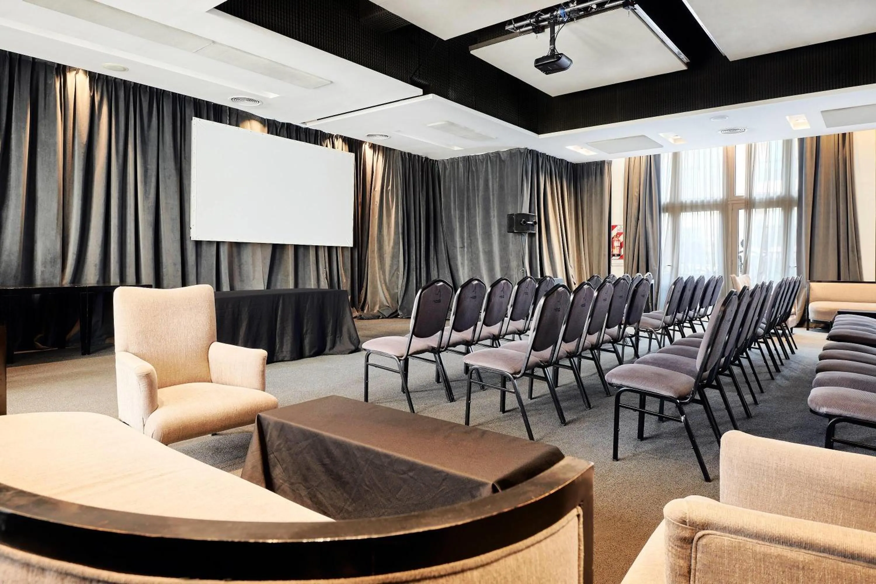 Meeting/conference room in Esplendor by Wyndham Savoy Rosario