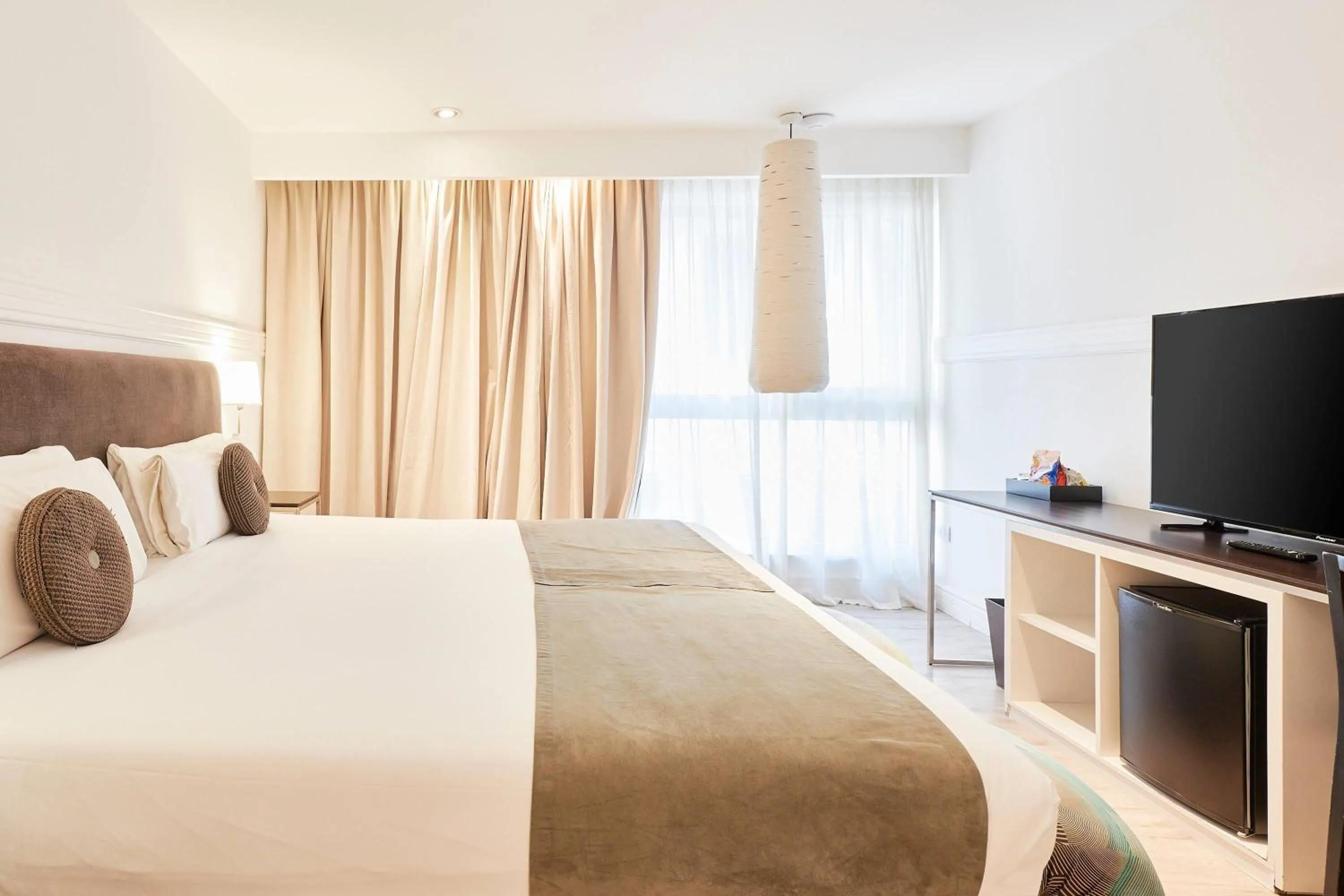 Photo of the whole room, Bed in Esplendor by Wyndham Savoy Rosario