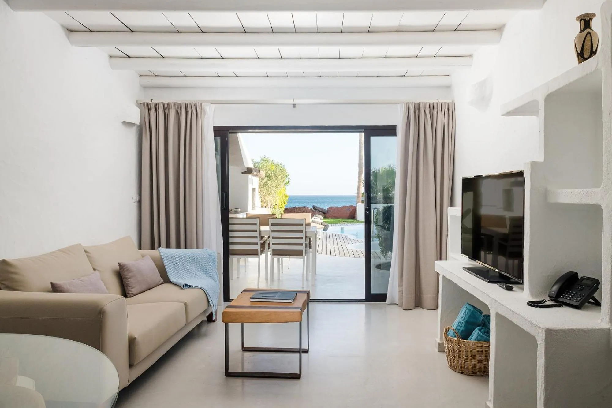 Communal lounge/ TV room in Kamezí Boutique Hotel Villas