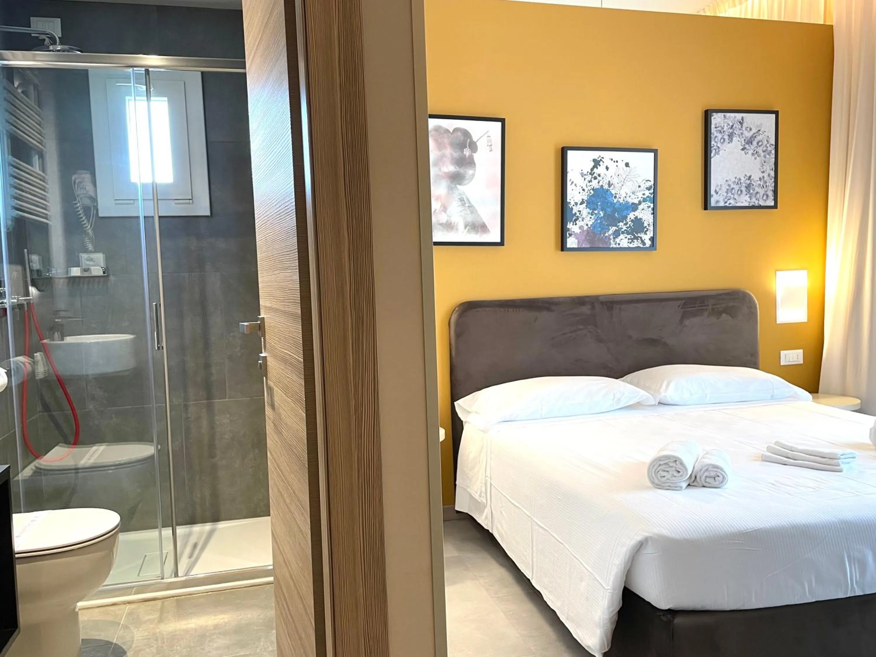 Shower, Bed in Hotel Iris Jesolo