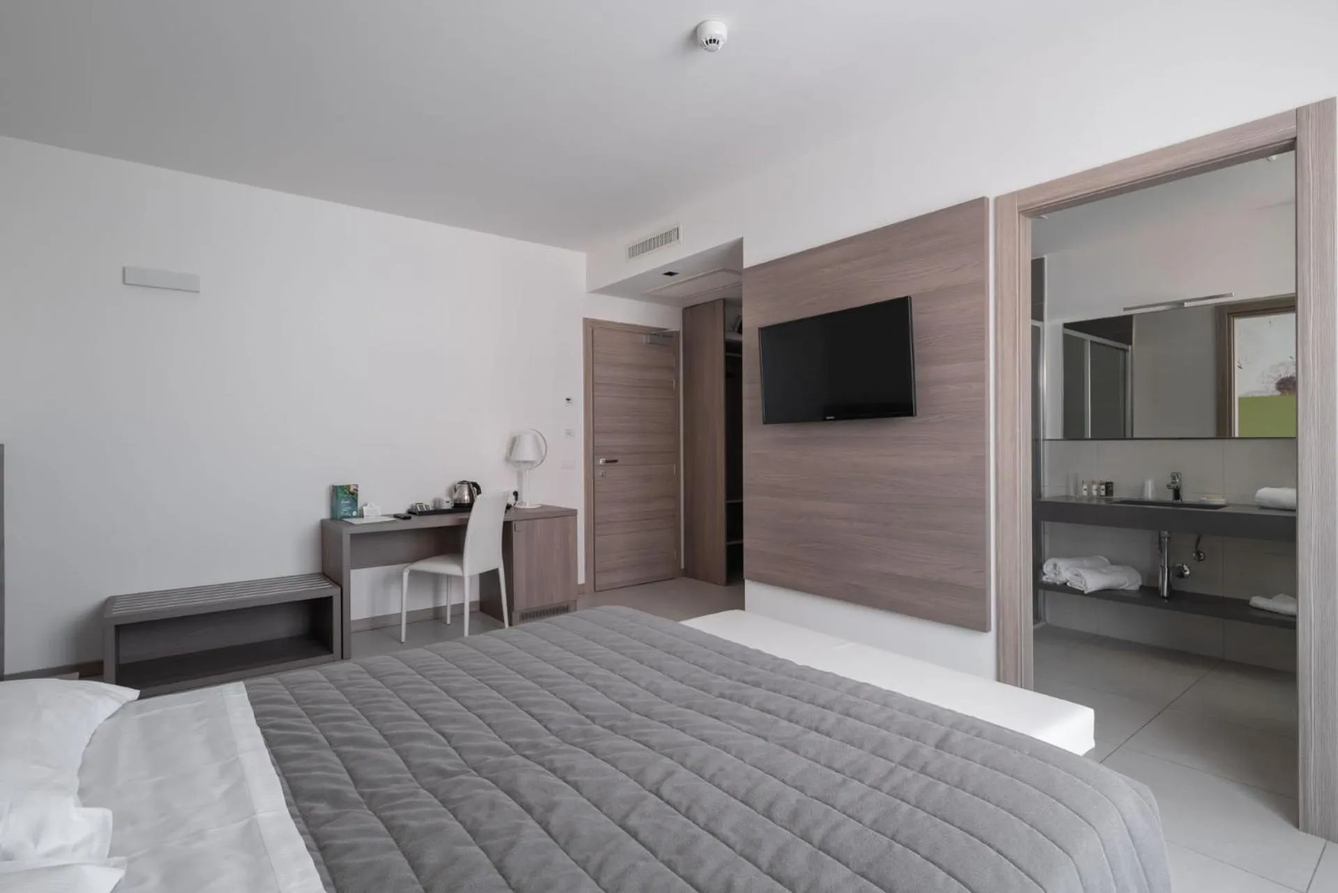 Photo of the whole room, Bed in Hotel Iris Jesolo