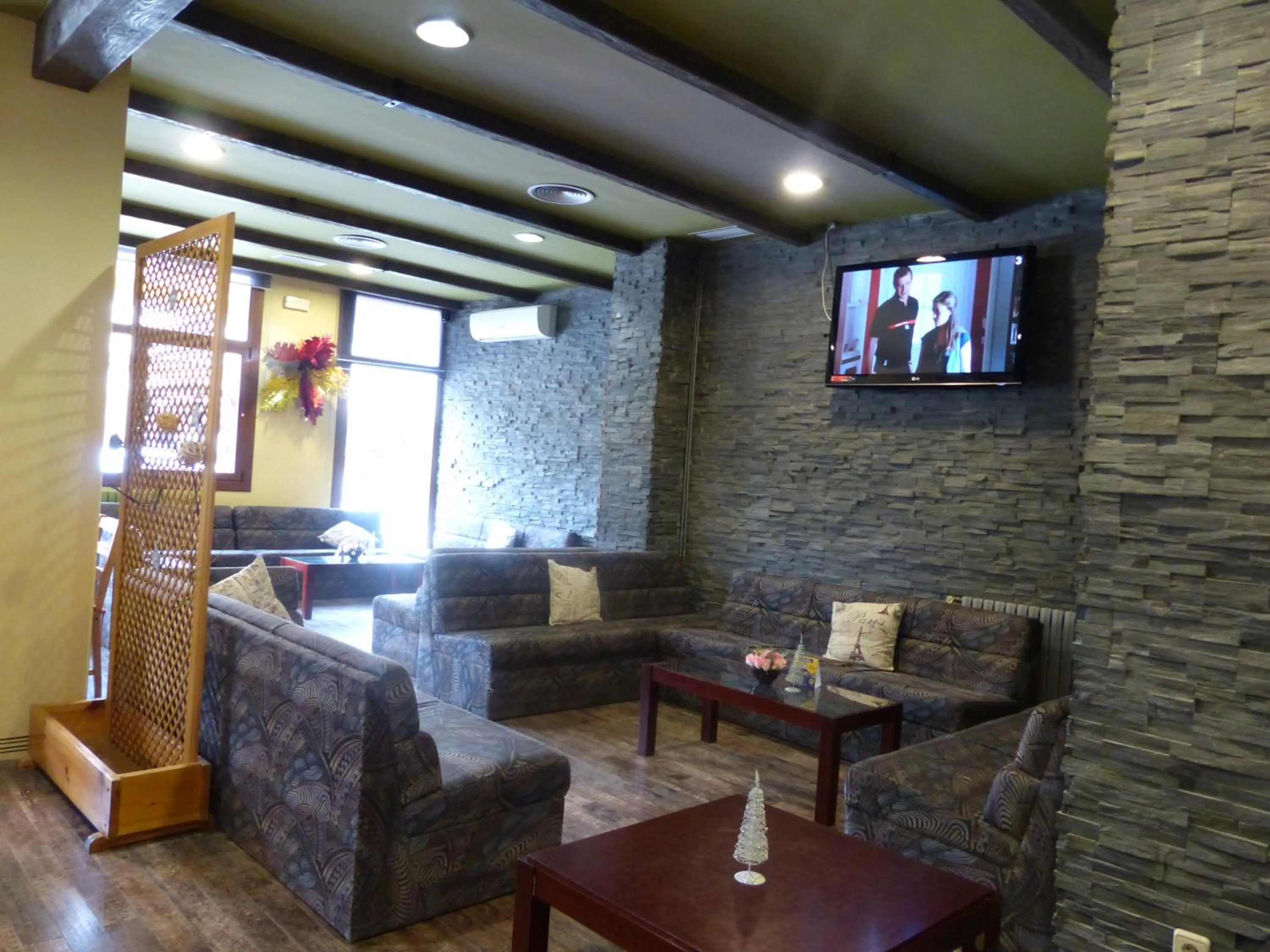 Communal lounge/ TV room in Hotel Vall d´Aneu