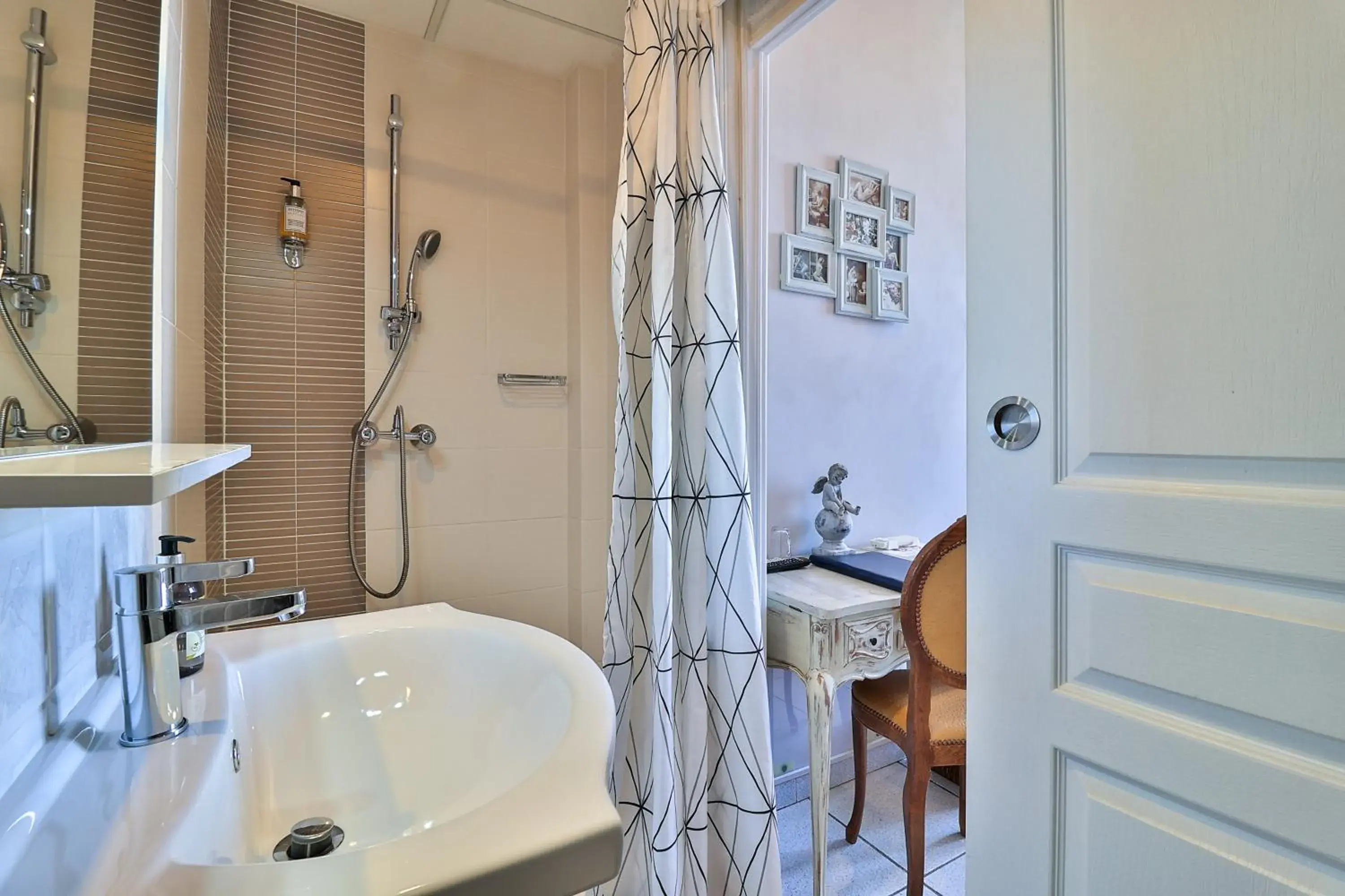 Property building, Bathroom in Le Panoramic Boutique Hôtel